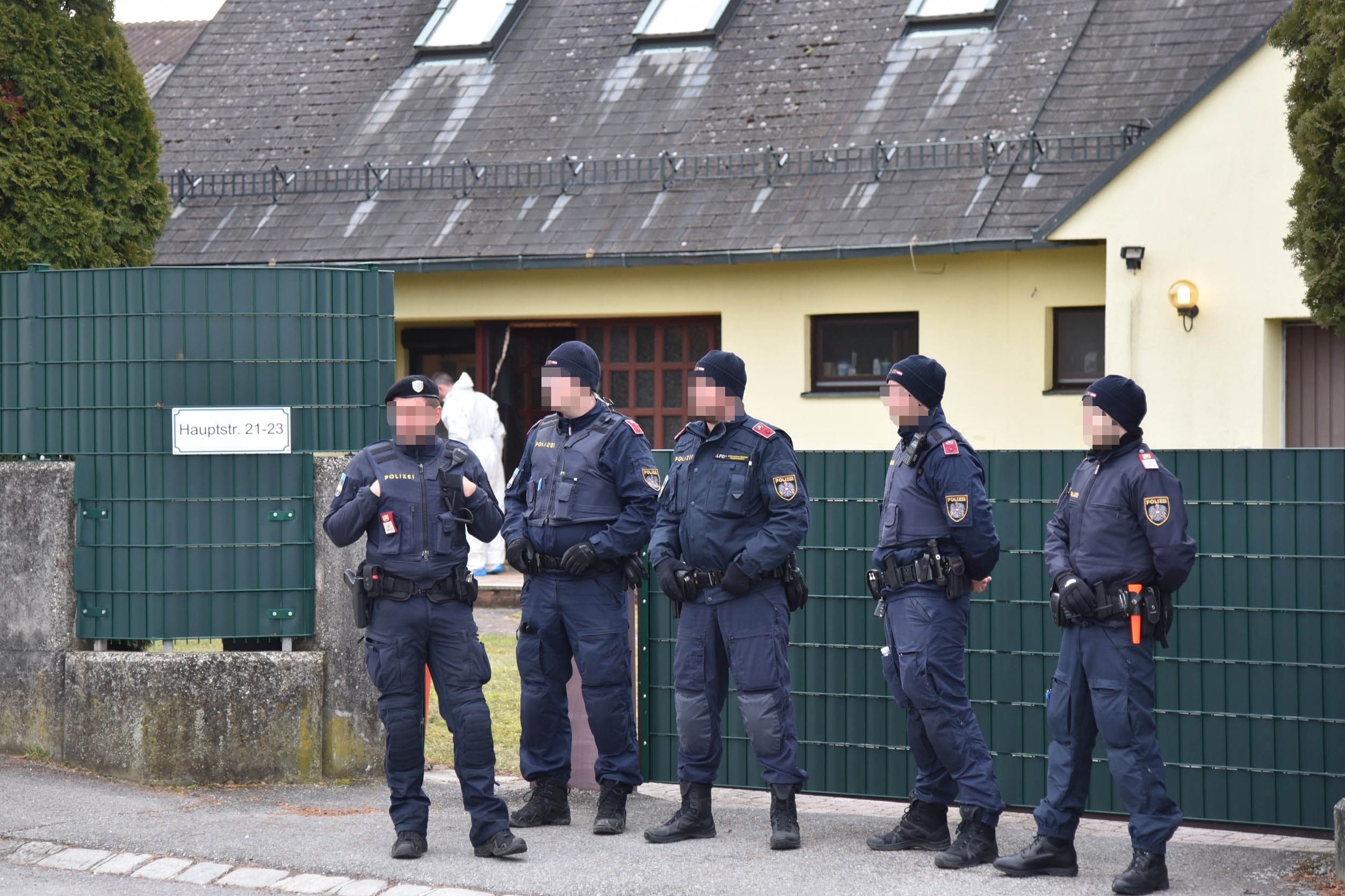 Polizeieinsatz nach einer Home Invasion in Niederösterreich. In Oberösterreich wurde bei einem ähnlichen Fall ein bekannter Ex-Politiker und Unternehmer zum Opfer.