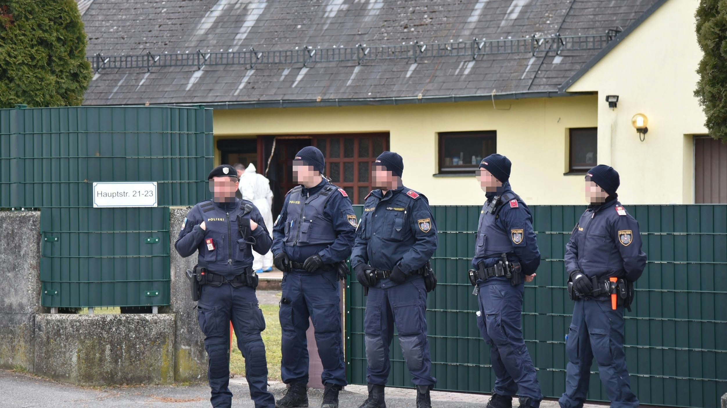 Heute.at - Ex-Politiker und Familie im Schlaf brutal überfallen