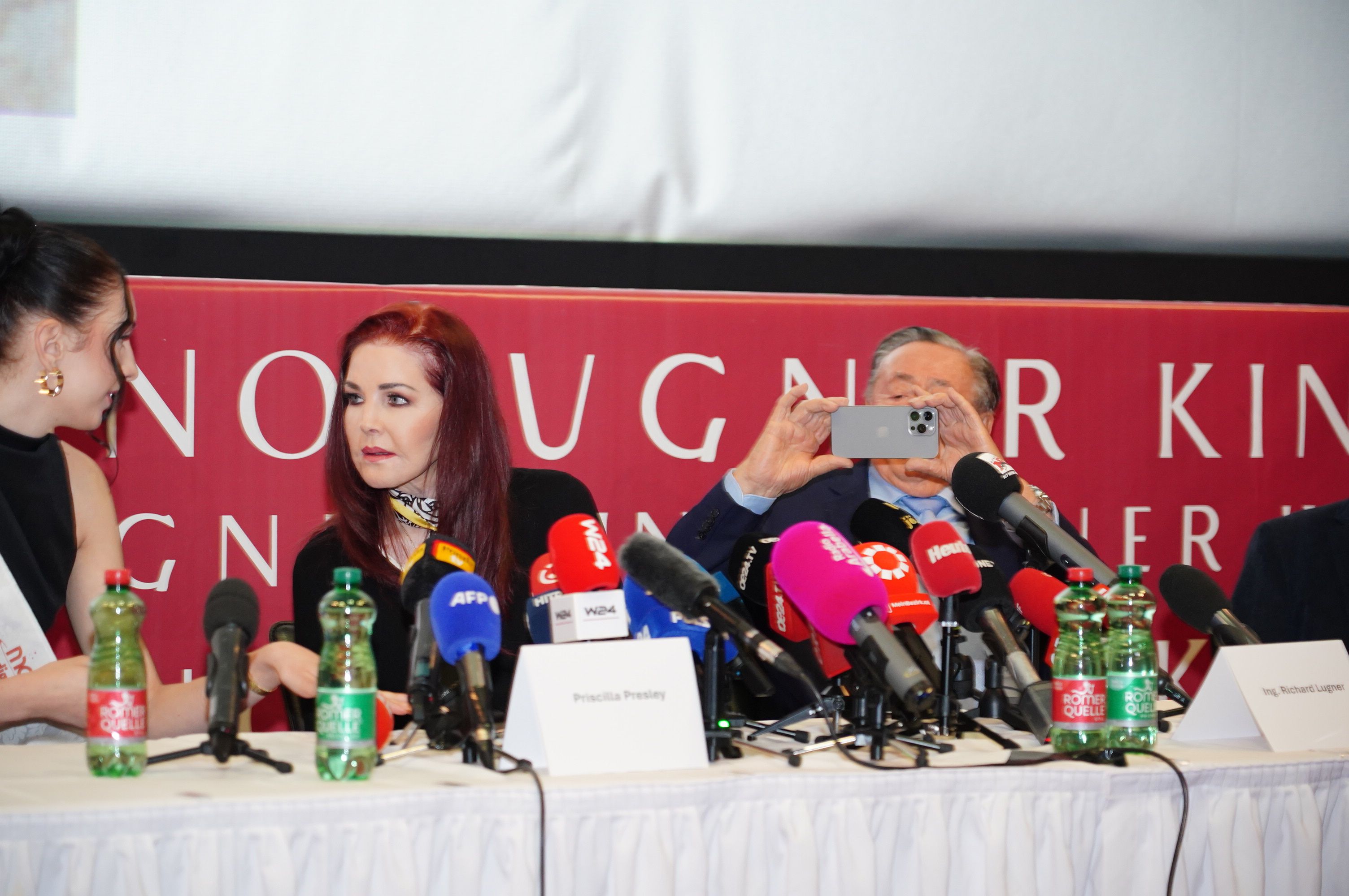 Lugner und Presley bei der Pressekonferenz.