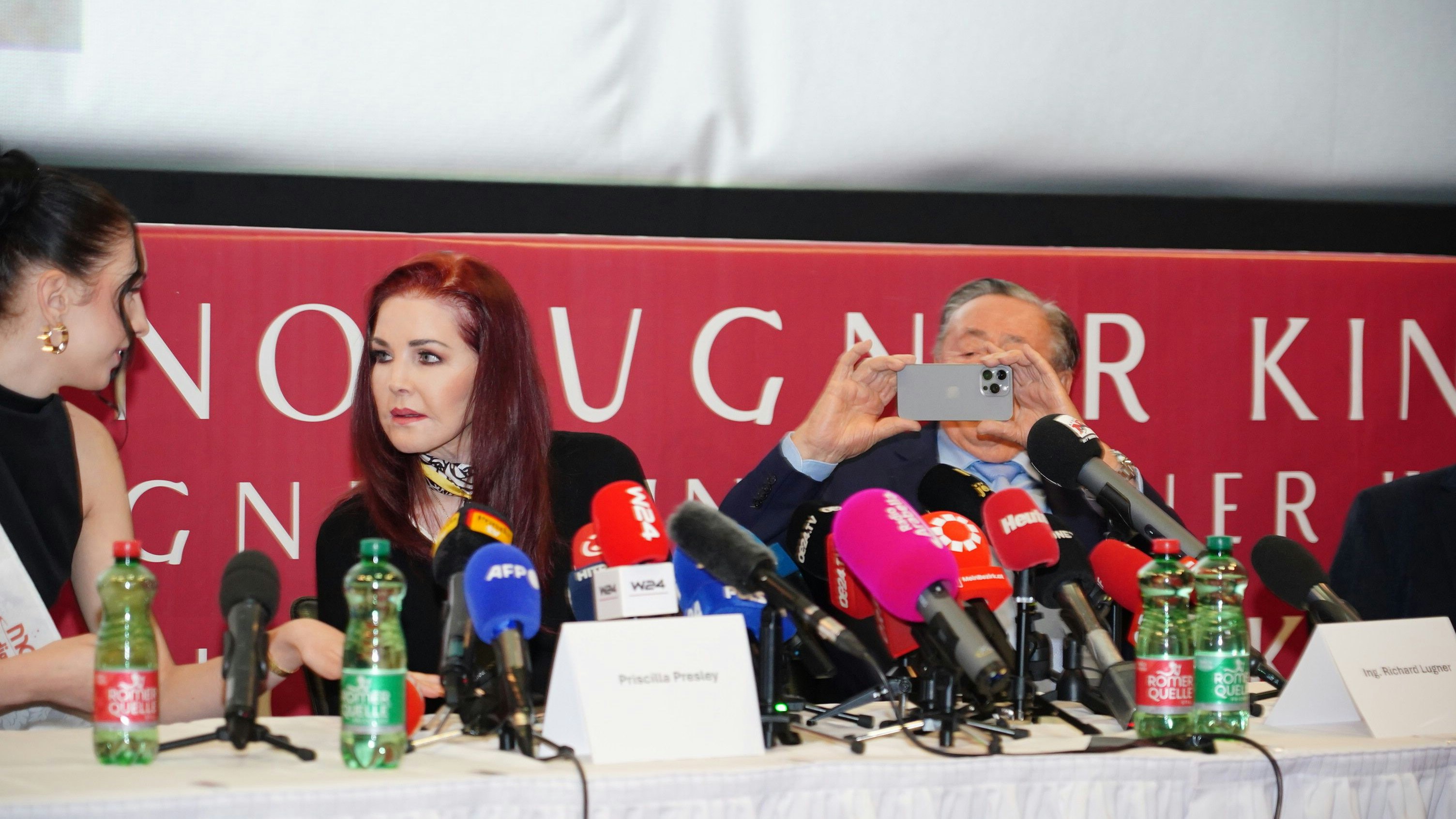 Lugner und Presley bei der Pressekonferenz.