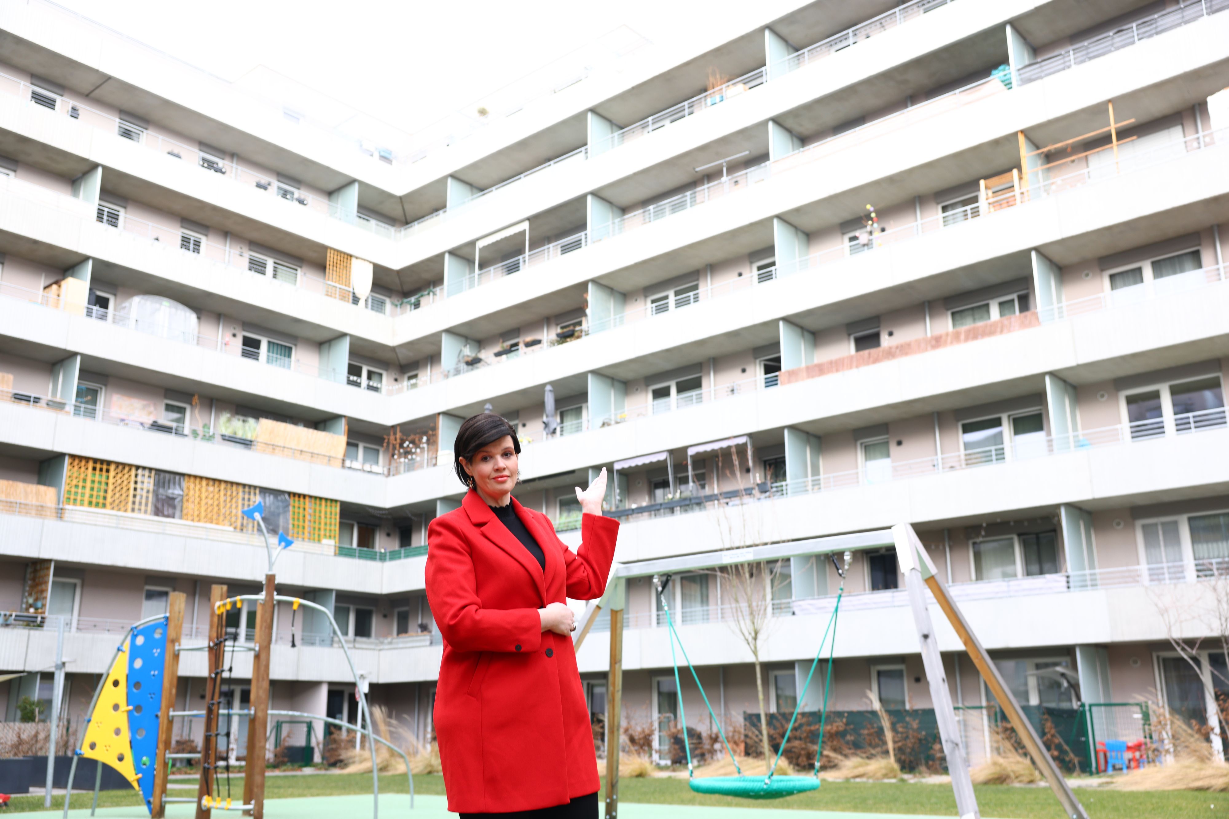 Sonja S. wohnt in der Käthe-Dorsch-Gasse 15 in Penzing. Sie und ihre Nachbarn können die PV-Anlage am Dach seit dem Einzug nicht nutzen.