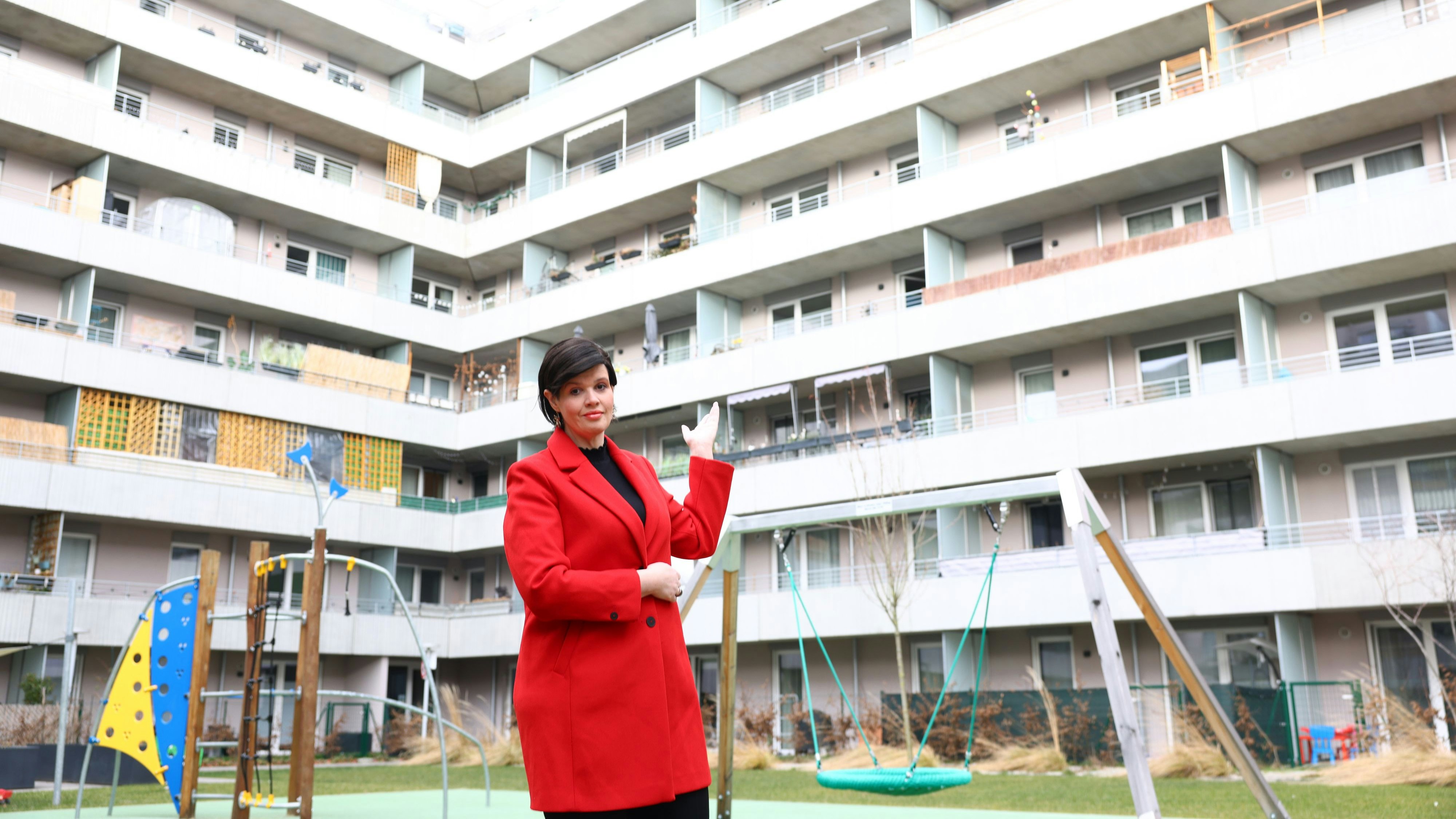 Sonja S. wohnt in der Käthe-Dorsch-Gasse 15 in Penzing. Sie und ihre Nachbarn können die PV-Anlage am Dach seit dem Einzug nicht nutzen.