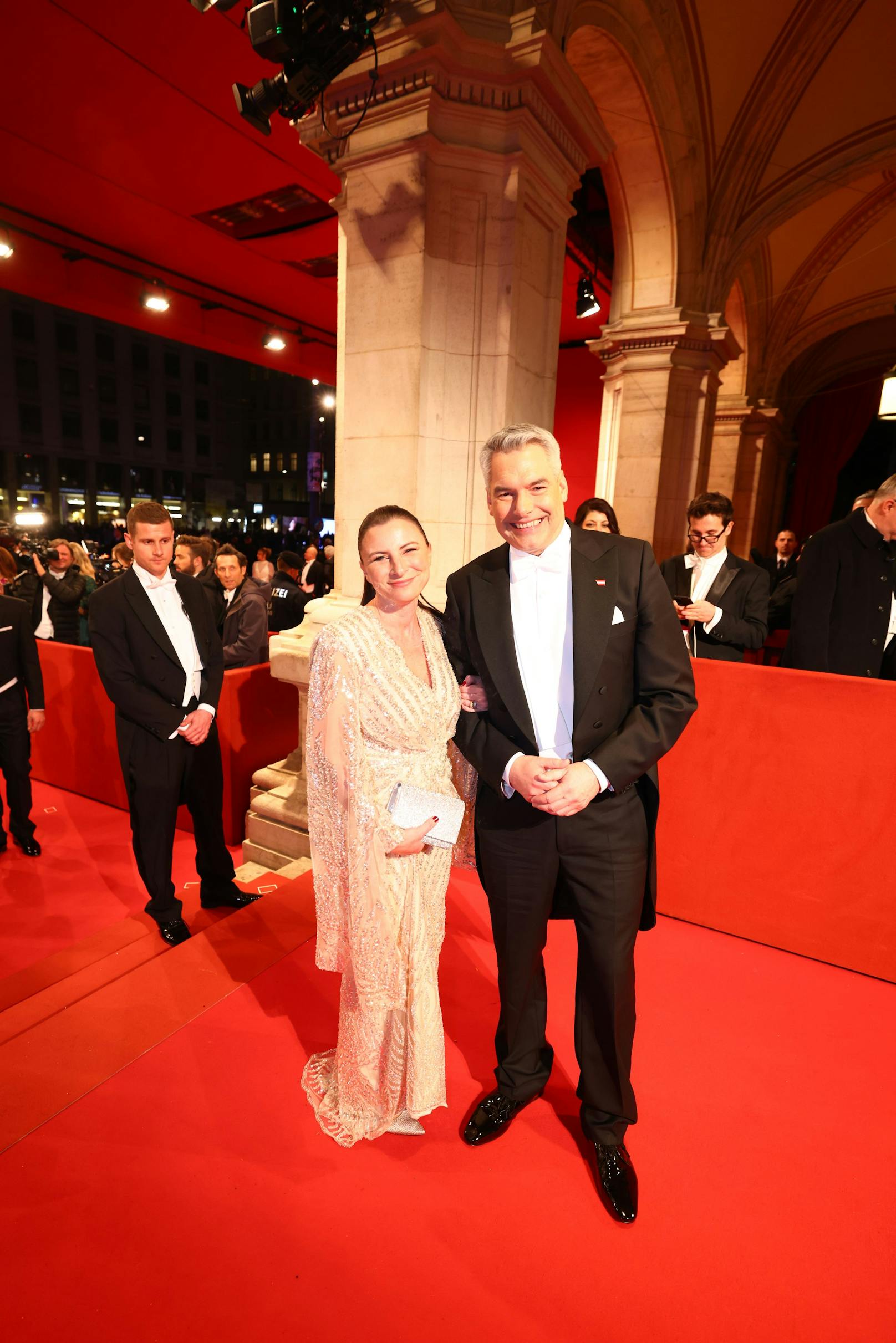 Bundeskanzler Nehammer ist gemeinsam mit Frau Katharina am Opernball eingetroffen.
