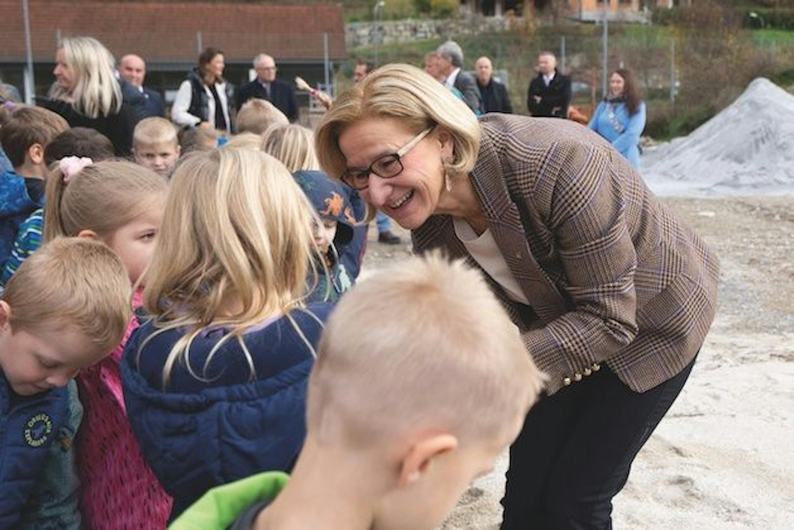 Mikl-Leitner gilt als sehr volksnah, im Gespräch mit den Bürgern zeigt sie sich&nbsp; humorvoll und bodenständig.