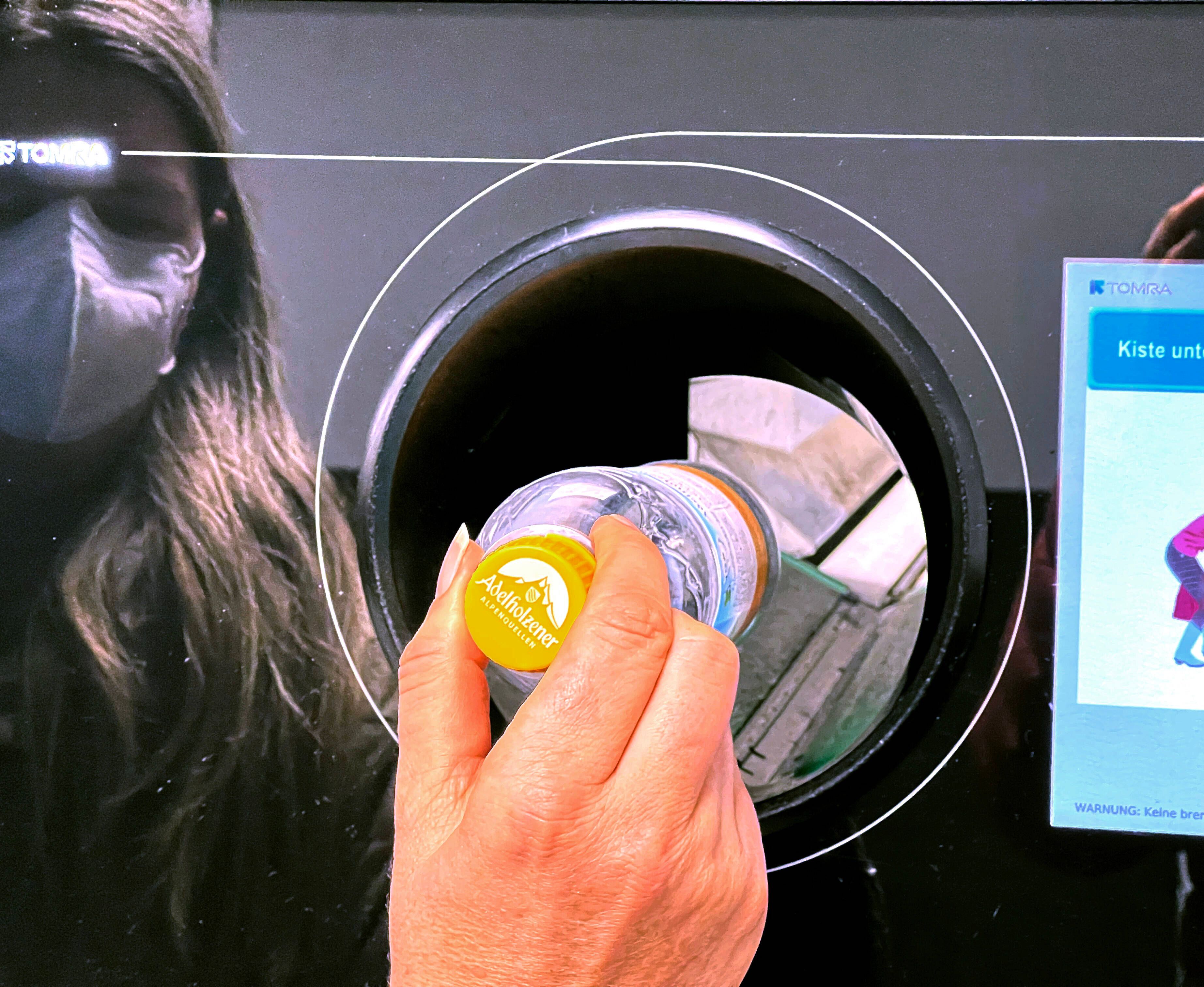 Pfand-Automat in einem Supermarkt im Unterallgäu. Eine Frau wirft eine Plastik-Pfandflasche ein. Symbolbild.