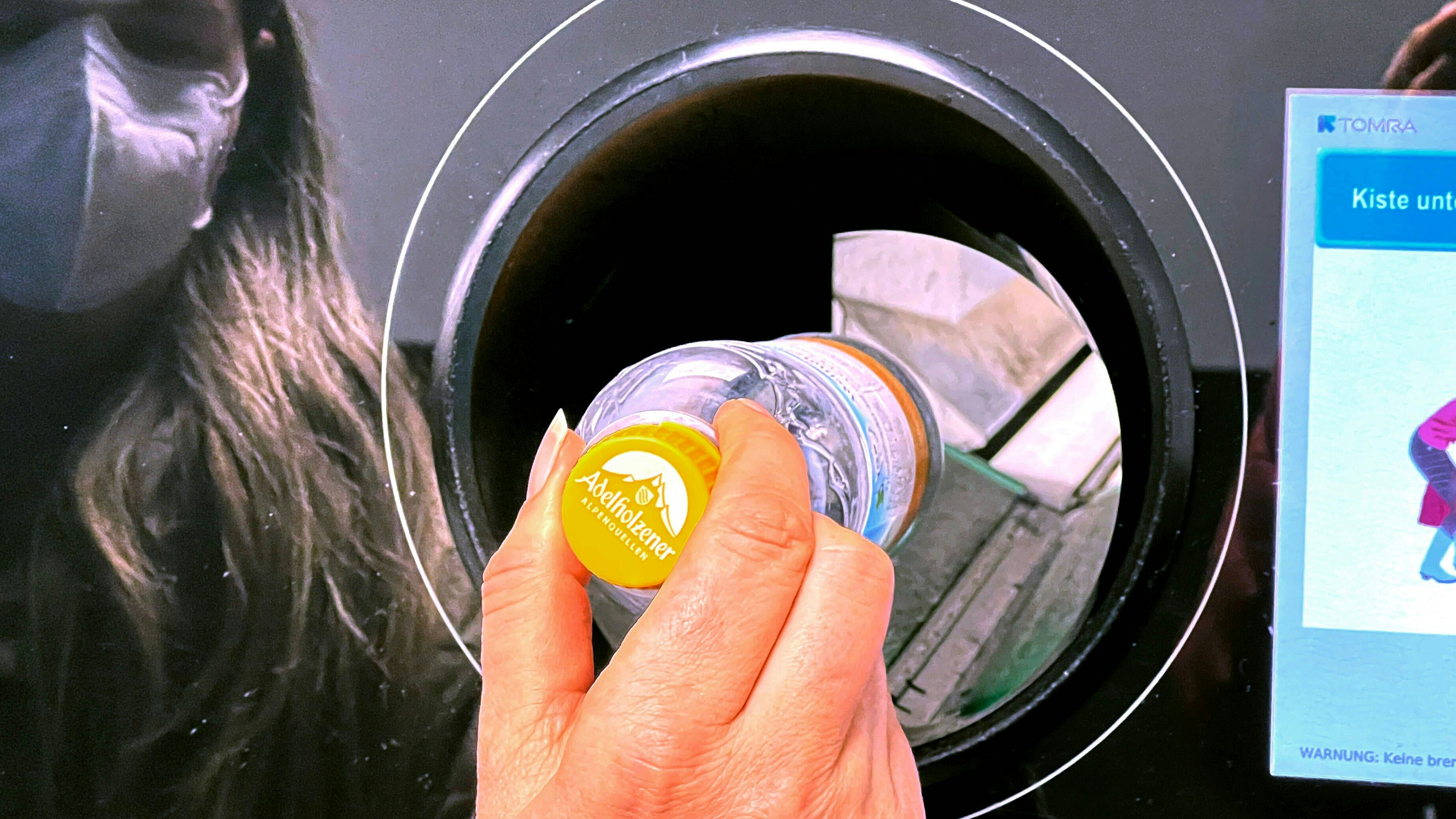 Pfand-Automat in einem Supermarkt im Unterallgäu. Eine Frau wirft eine Plastik-Pfandflasche ein. Symbolbild.