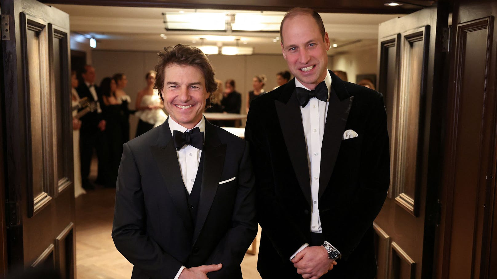 Prinz William und Tom Cruise waren zusammen auf einer Gala. Was niemandem auffiel: Auch Elsina war anwesend. Allerdings blieb sie im Hintergrund.