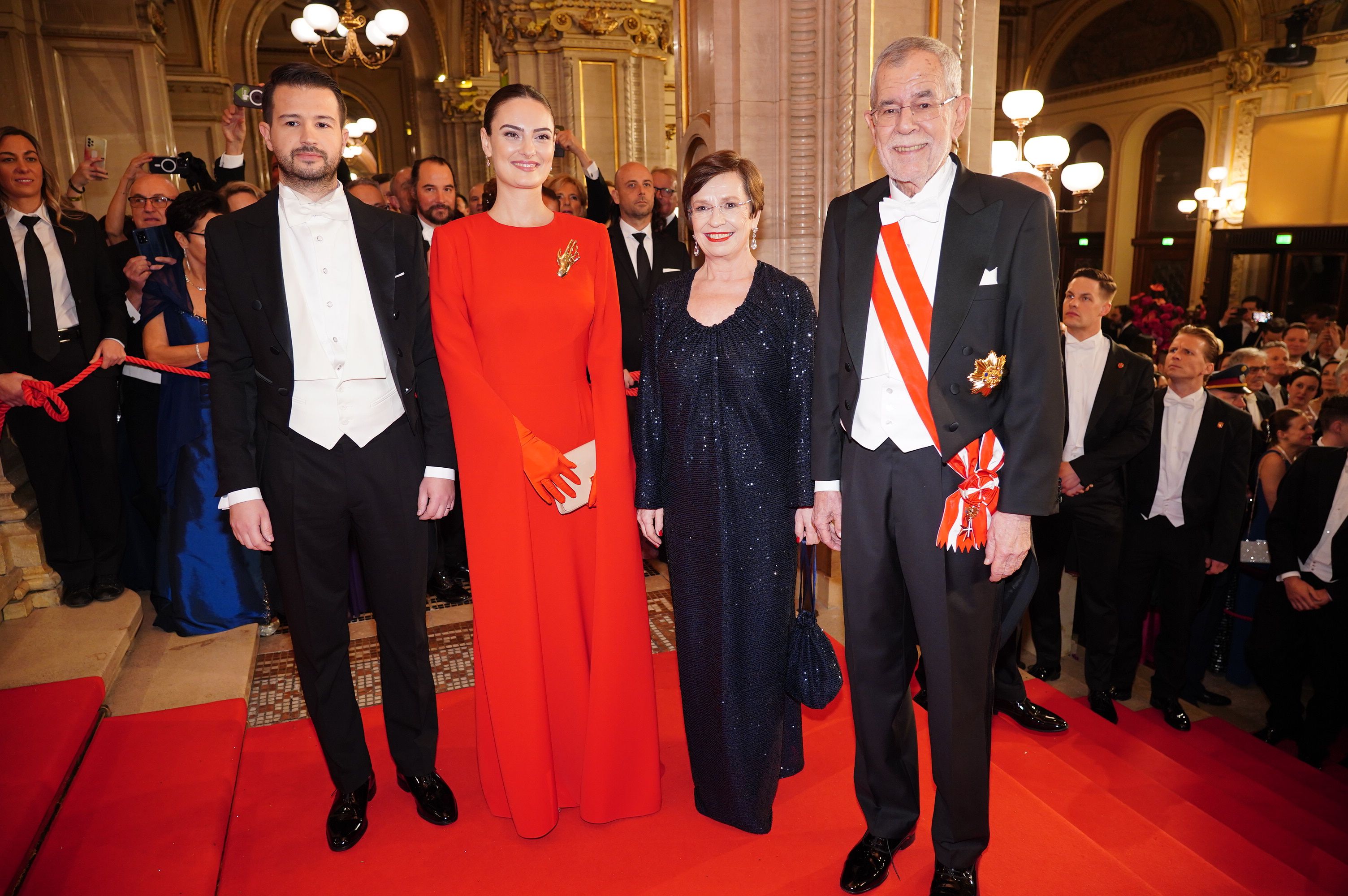 Bundespräsident Alexander Van der Bellen und Gattin Doris Schmidauer (in einem Kleid von Femme Maison, einer jungen österreichischen Designerin) hatten als Gäste den Präsidenten von Montenegro, Jakov Milatovic, und dessen Frau Milena – in eleganter roter Robe – eingeladen.
