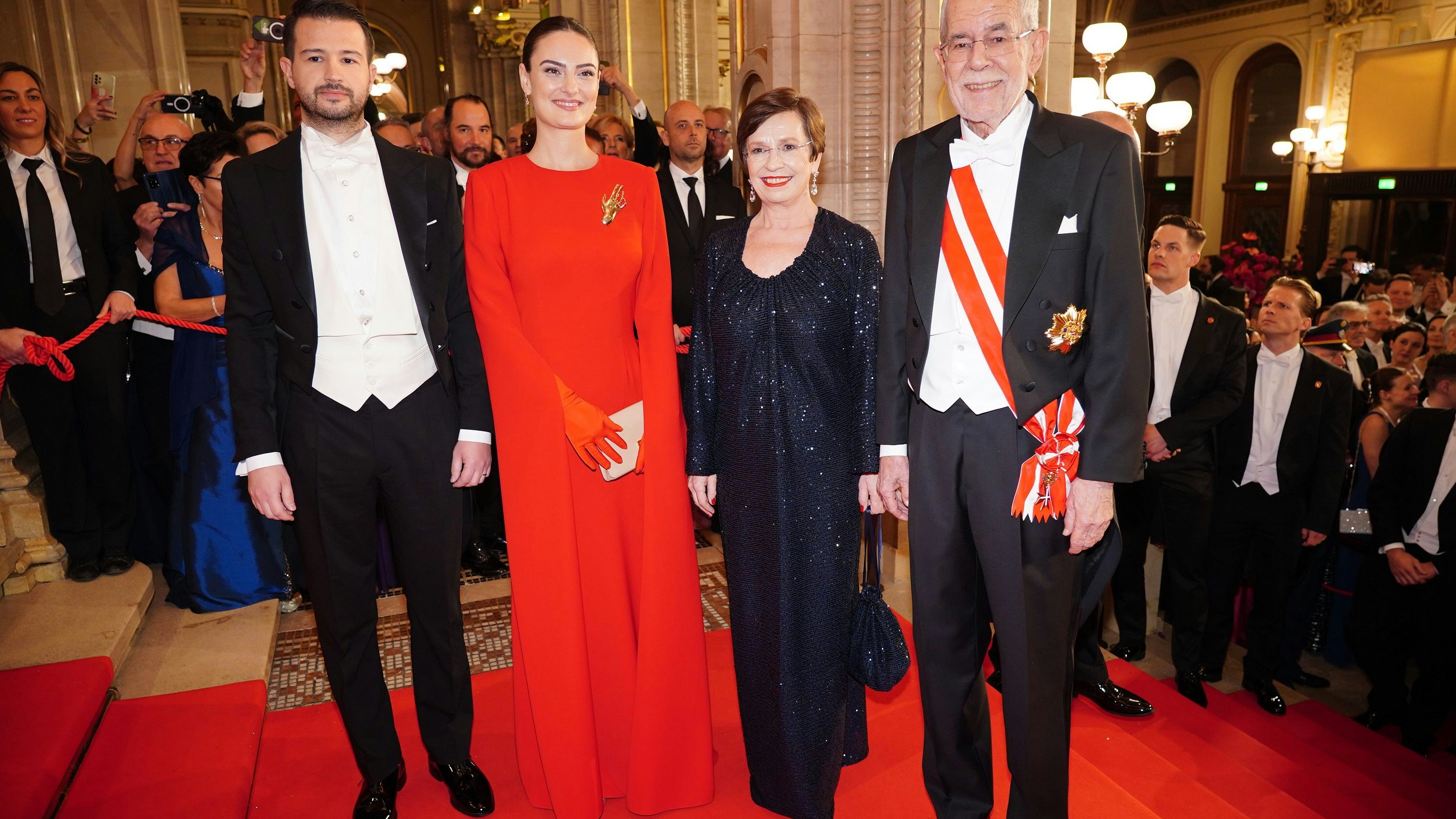 Bundespräsident Alexander Van der Bellen und Gattin Doris Schmidauer (in einem Kleid von Femme Maison, einer jungen österreichischen Designerin) hatten als Gäste den Präsidenten von Montenegro, Jakov Milatovic, und dessen Frau Milena – in eleganter roter Robe – eingeladen.