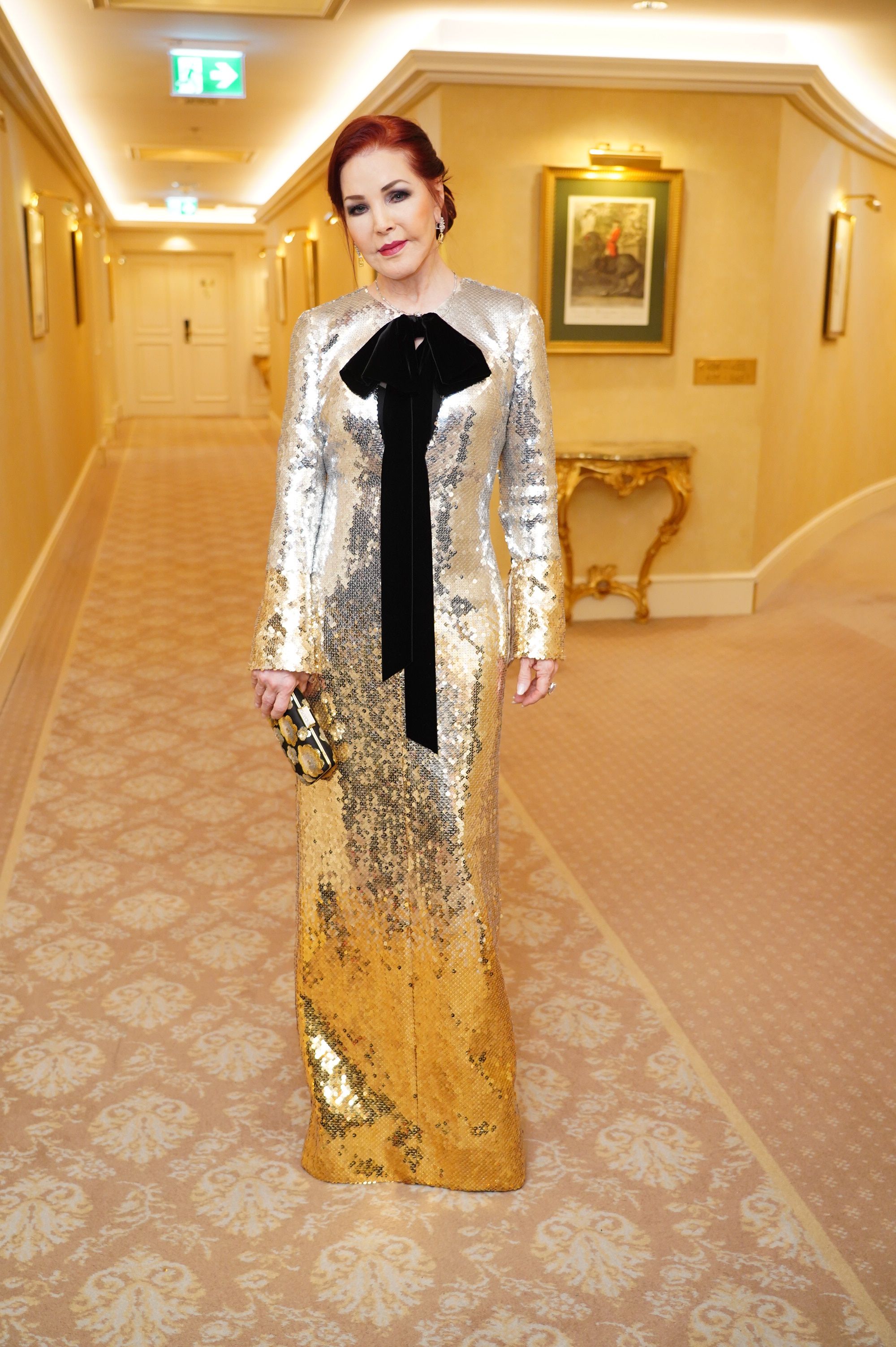 Priscilla Presley wählte ein Pailletten-Kleid.