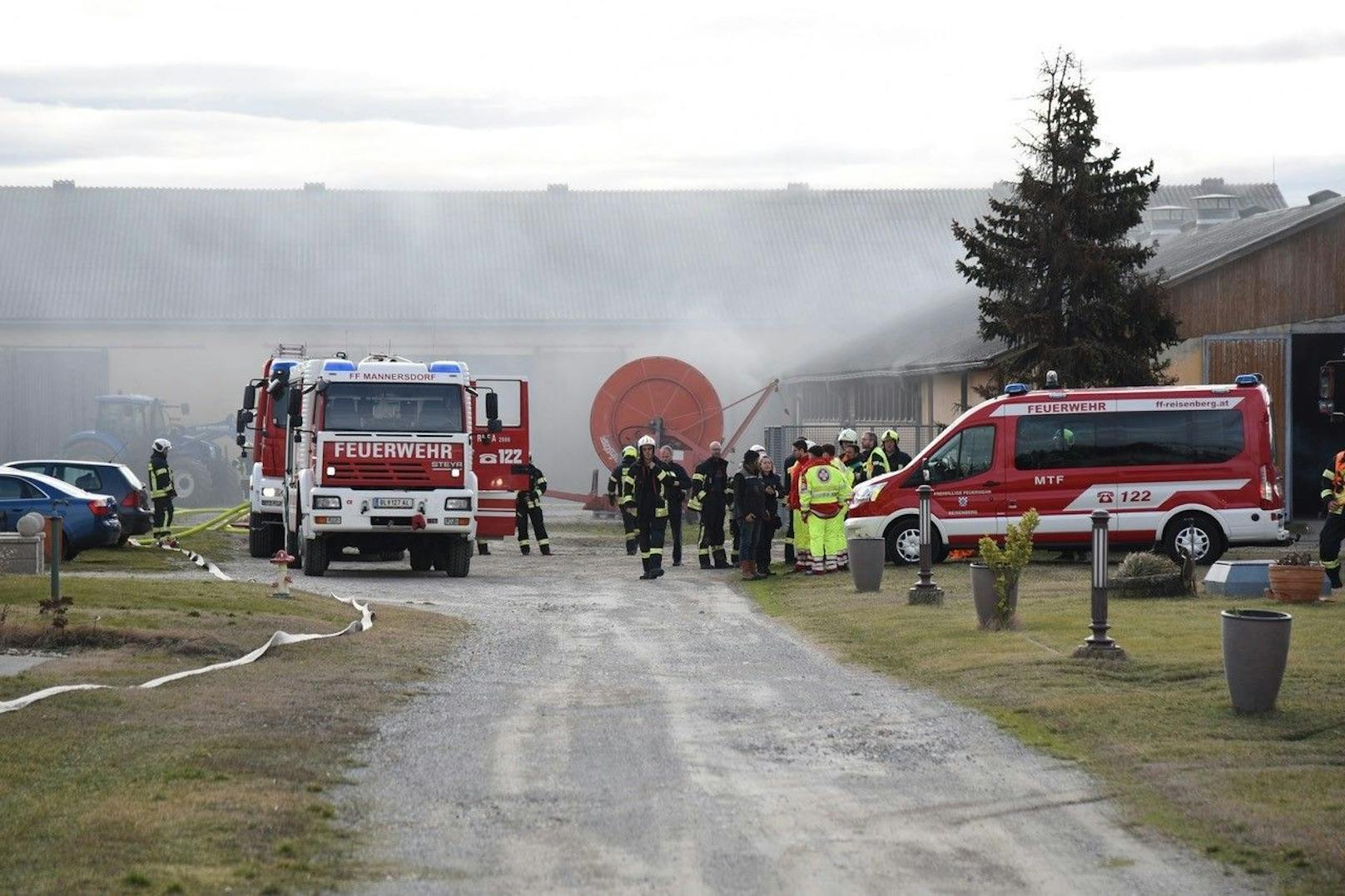 Traktor stand in Scheune in Vollbrand