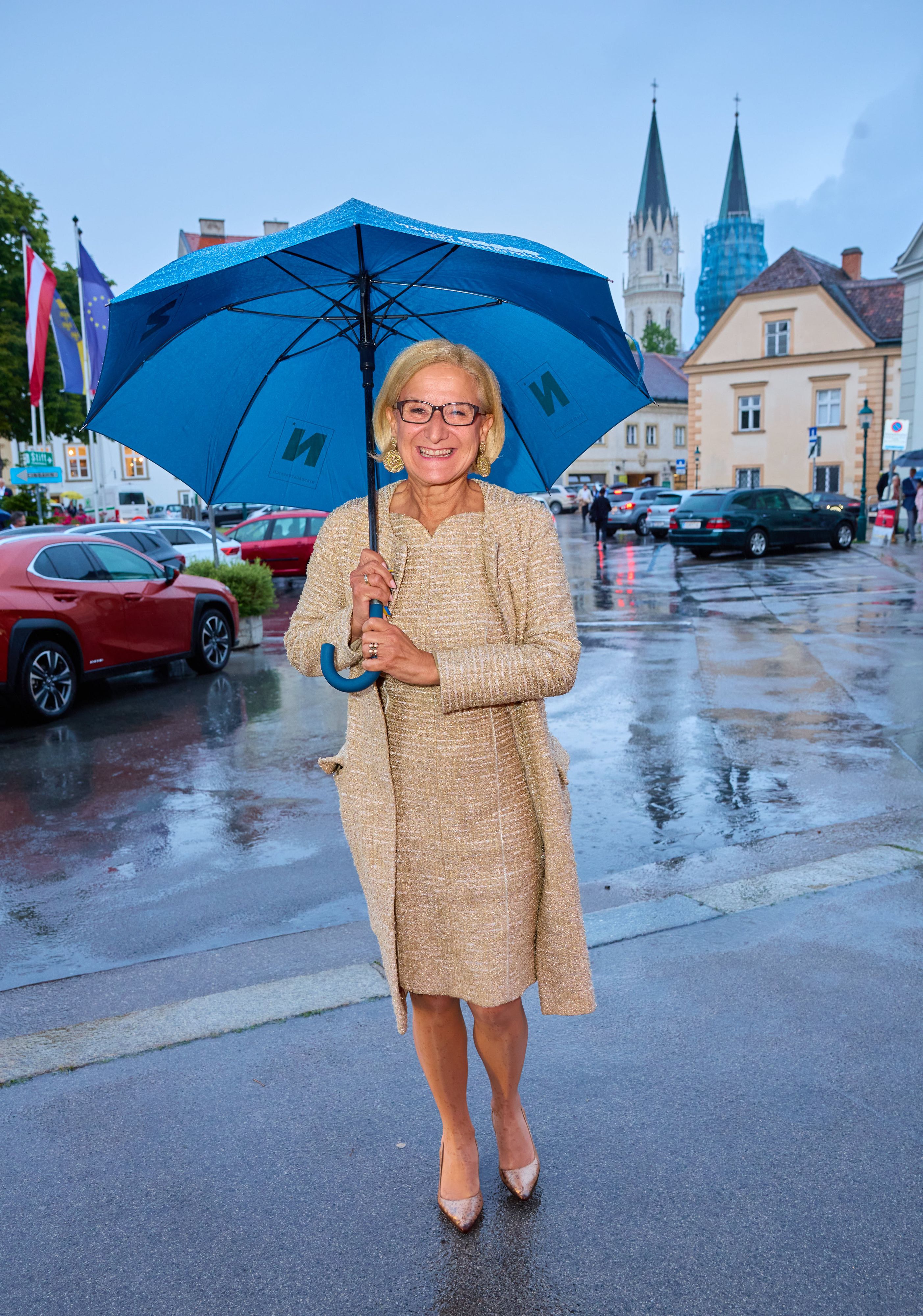 Johanna Mikl-Leitner im Jahr 2022. Sie besuchte die verregnete Premiere der Sommeroper in ihrer Wahlheimat Klosterneuburg.