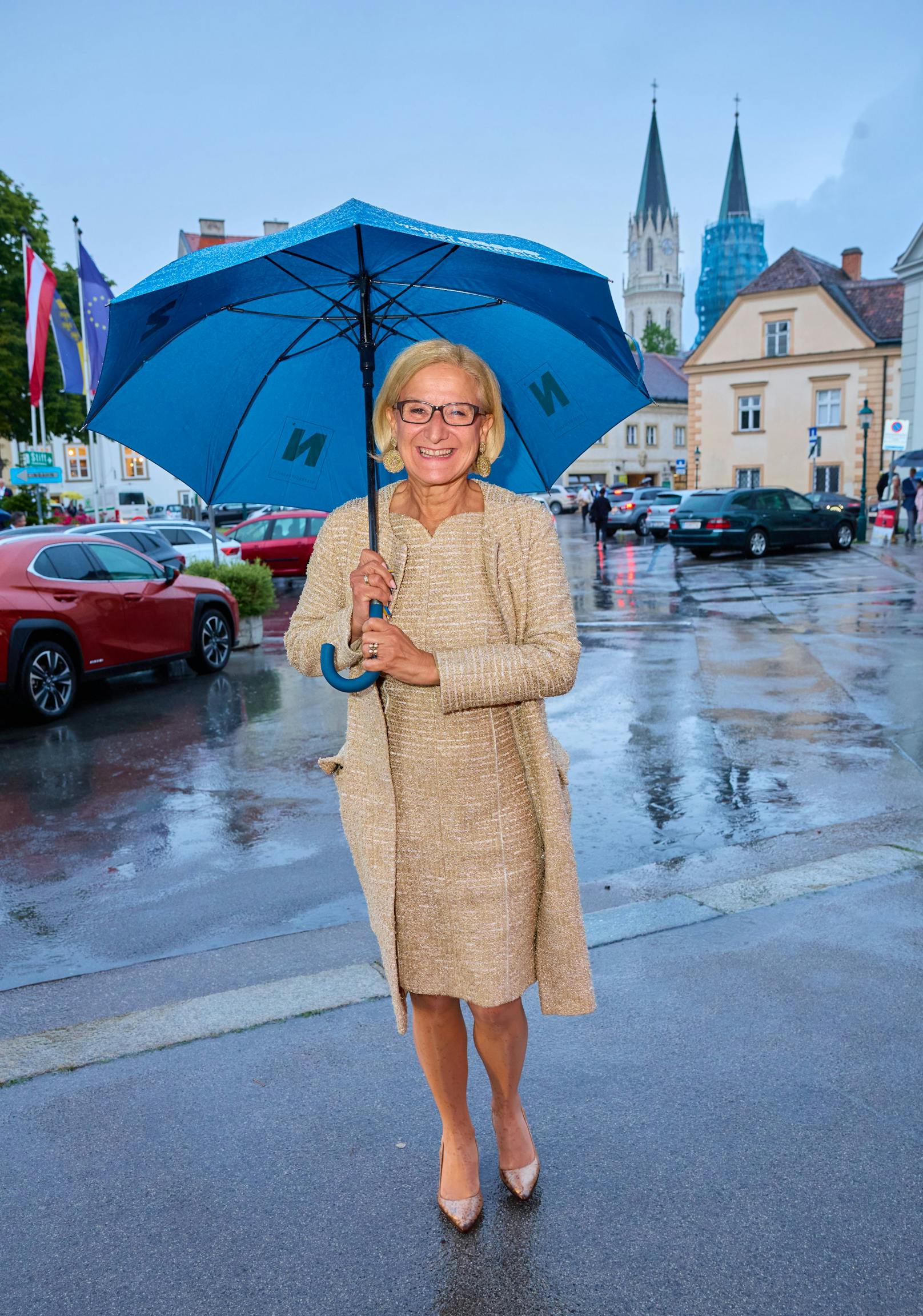 Johanna Mikl-Leitner im Jahr 2022 in ihrer Wahlheimat Klosterneuburg. In ihrer ersten Legislaturperiode als gewählte Landeshauptfrau war sie unter anderem für das Ressort Kunst und Kultur zuständig. Das Foto zeigt sie vor der verregneten Premiere der Sommeroper vor dem Stift Klosterneuburg.&nbsp;