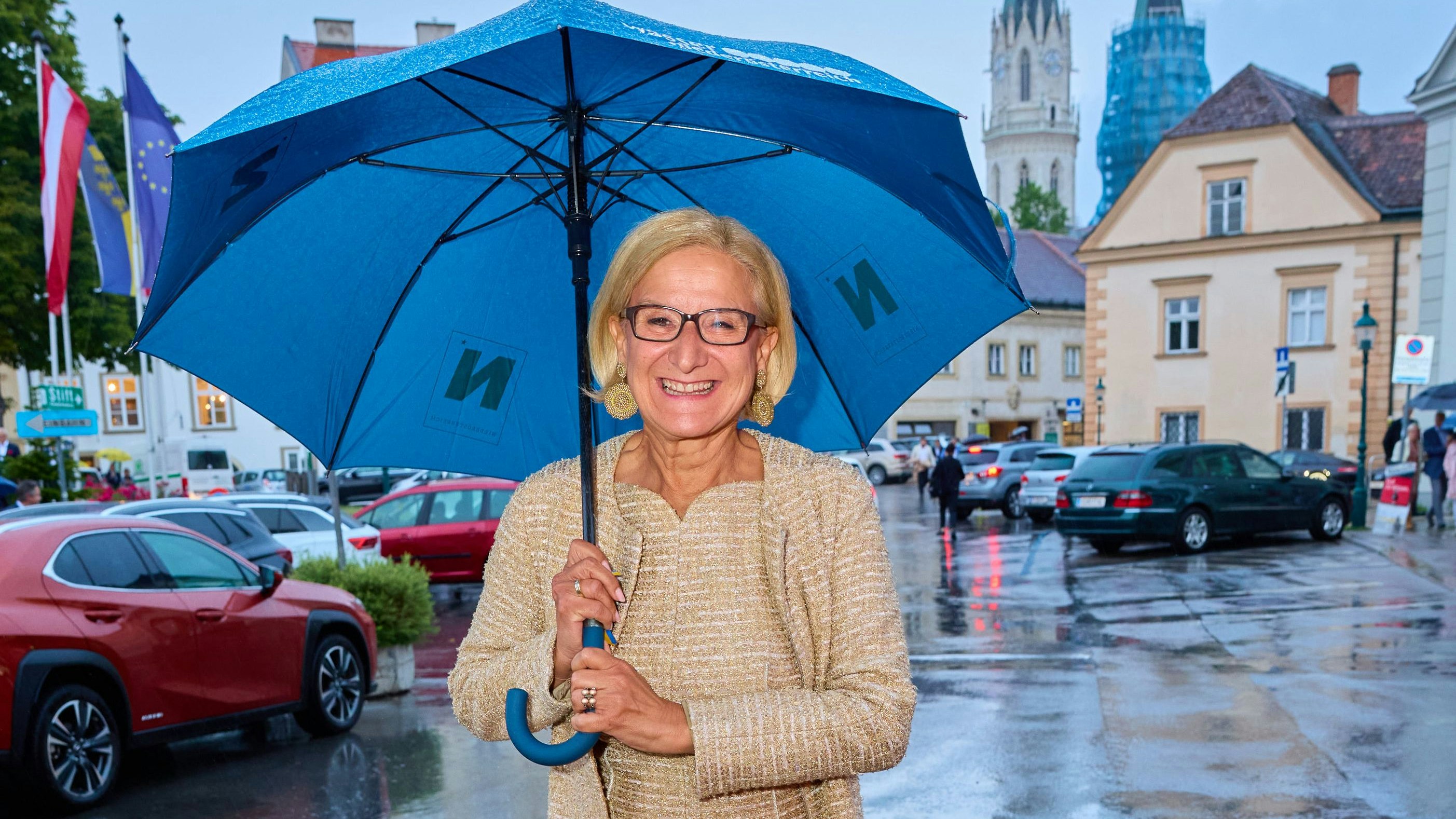 Download von www.picturedesk.com am 08.02.2024 (09:36).  Copyright: Starpix/ Alexander TUMA, 09.07.2022 Klosterneuburg, Johanna MIKL LEITNER, Regenschirm, Premiere von " La Boheme " kaiserhof Stift Klosterneuburg - wurde wegen Regen in die Babenberger Halle verlegt - Oper Klosterneuburg 2022 - 20220709_PD21111 - Rechteinfo: Rights Managed (RM)