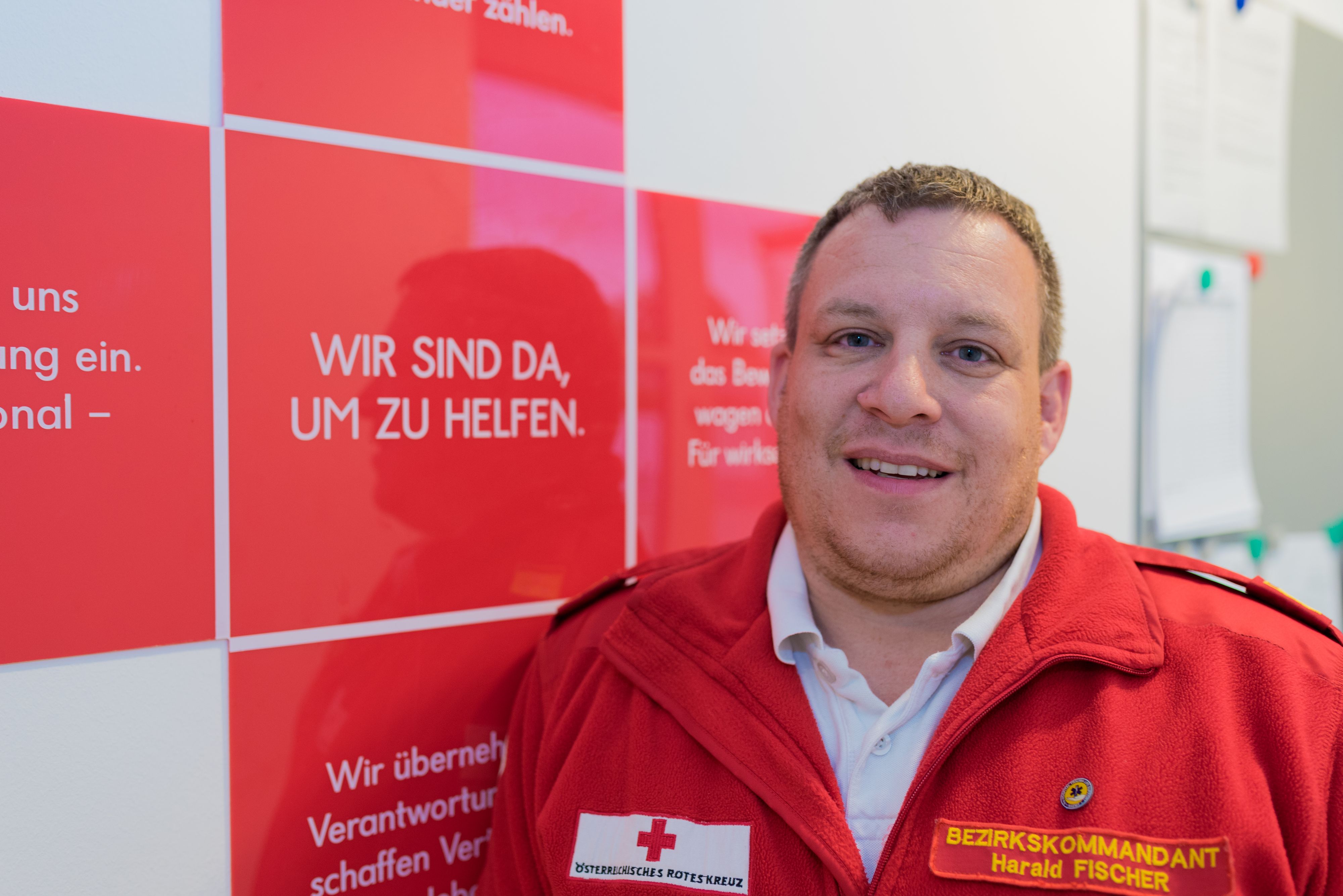 Harald F. ist auch freiwillig beim Roten Kreuz tätig. Er hat es sich zum Ziel gesetzt, 77 Blutkonserven zurückzuspenden.