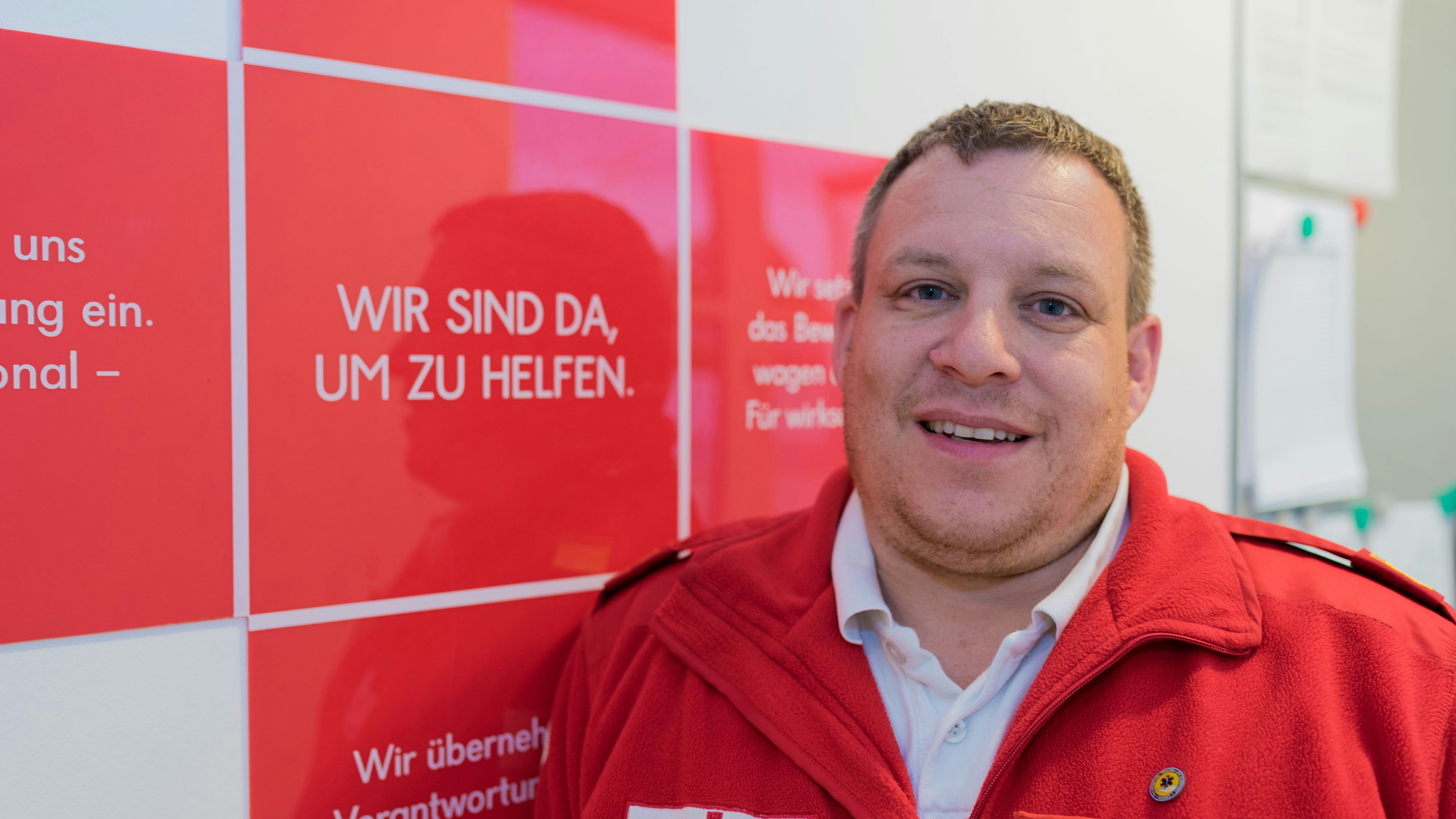 Harald F. ist auch freiwillig beim Roten Kreuz tätig. Er hat es sich zum Ziel gesetzt, 77 Blutkonserven zurückzuspenden.