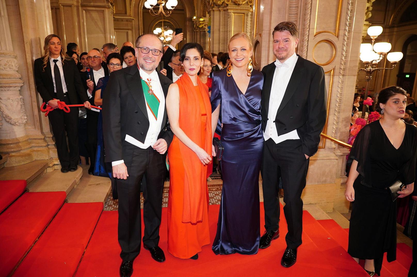 Außenminister Alexander Schallenberg hatte seine Amtskolleginnen aus Belgien und Finnland, Hadja Lahbib und Elina Valtonen, zum Opernball geladen.