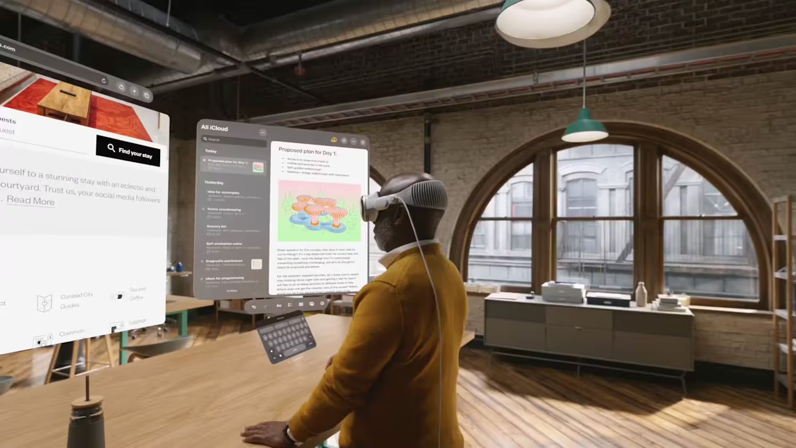 Mit der VR-Brille lassen sich mehrere Screens und Apps gleichzeitig anzeigen. Der Nutzer kann sie frei im Raum bewegen und die Fenster anpinnen.