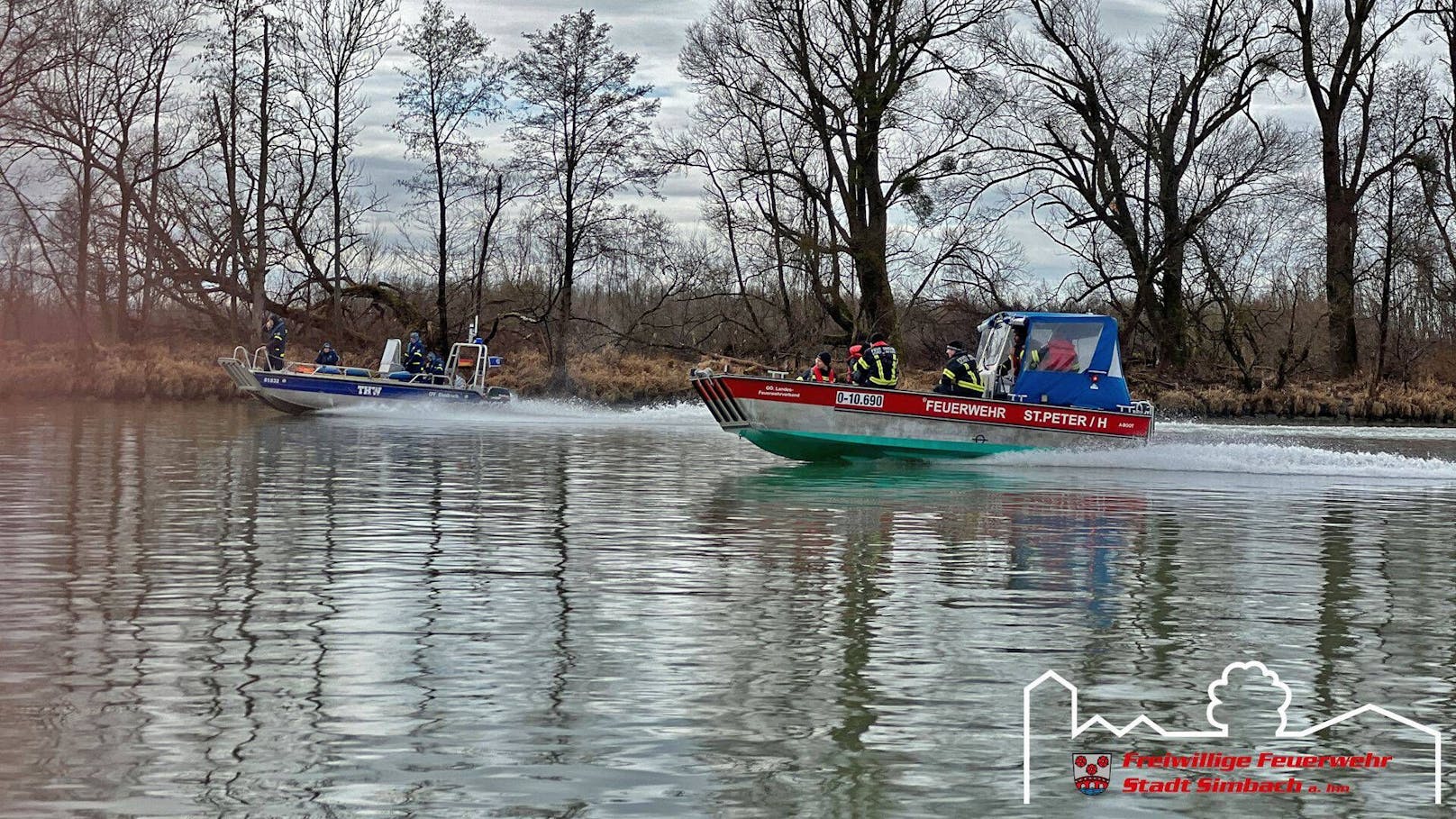 Mehrere Feuerwehren standen im Einsatz, suchten mit Booten den Fluss ab. 