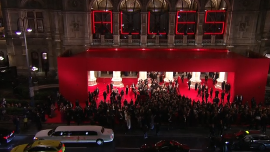 Menschenmassen vor der Oper.