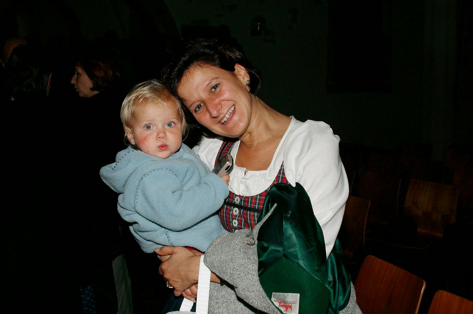 Gemeinsam mit ihrem Ehemann Andreas Mikl hat sie zwei Töchter. Hier am Foto sieht man sie im Jahr 2002 bei der Bauernbund-Wallfahrt in Mariazell. Am Arm trägt sie Töchterchen Katharina.