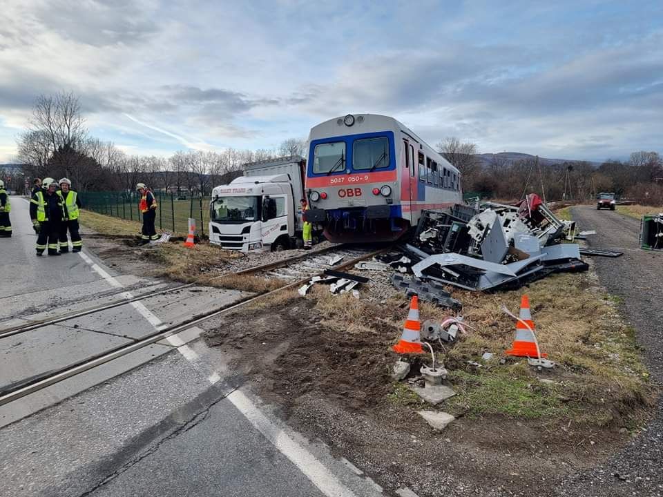 Lkw Krachte Mit Der Aspangbahn Zusammen – Niederösterreich | Heute.at