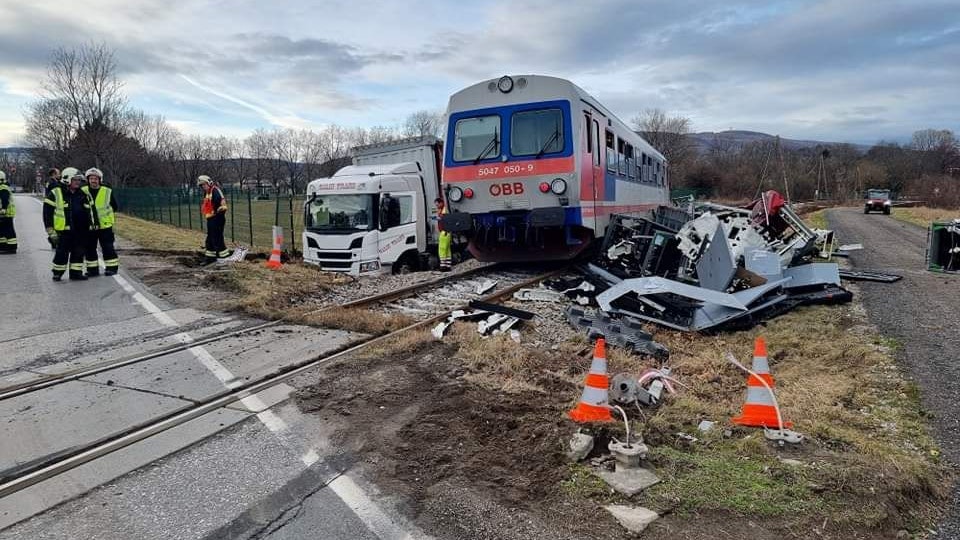 Lkw kollidierte mit der Aspangbahn