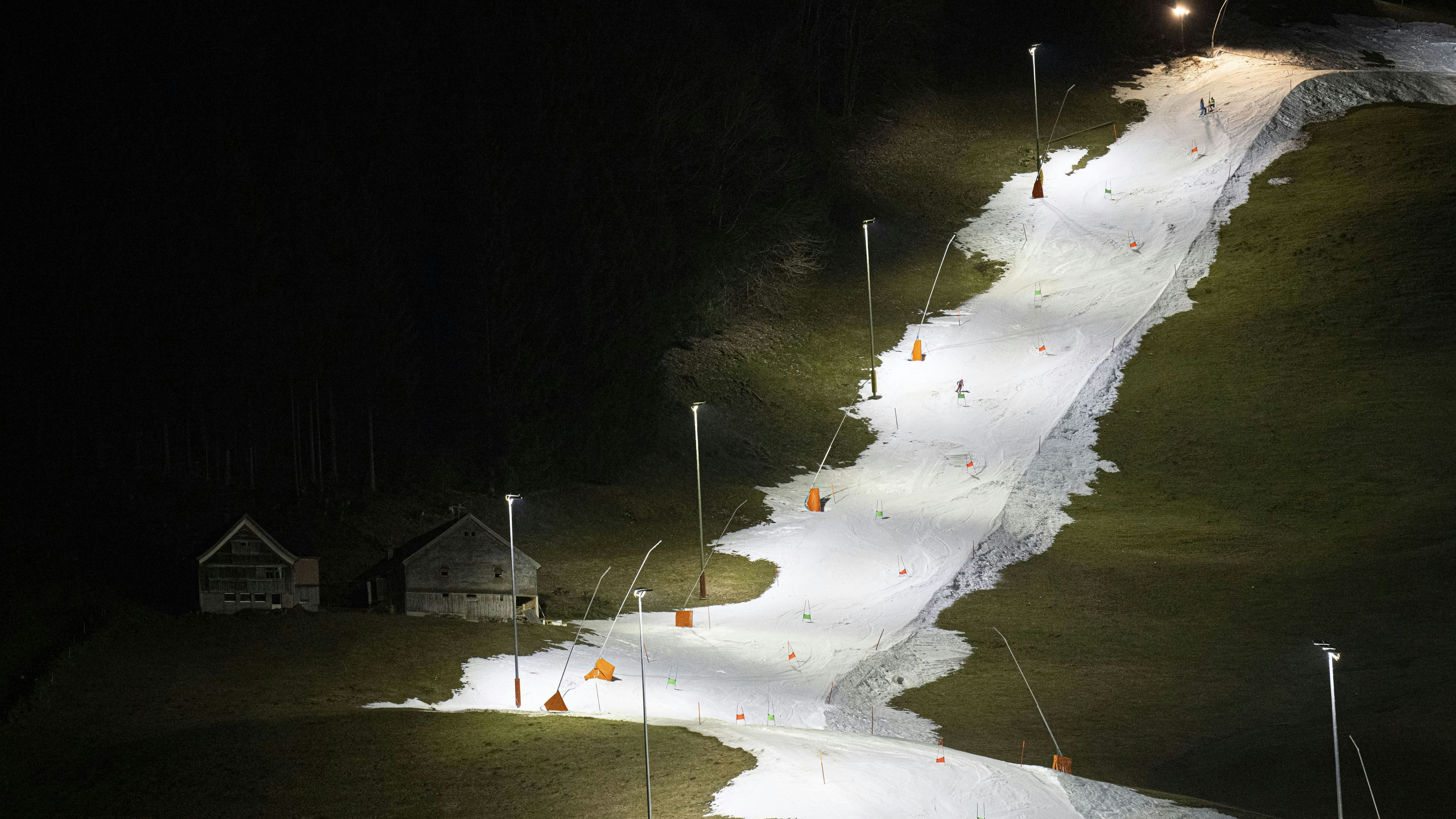Traurige Bilder bieten sich in den Alpen.