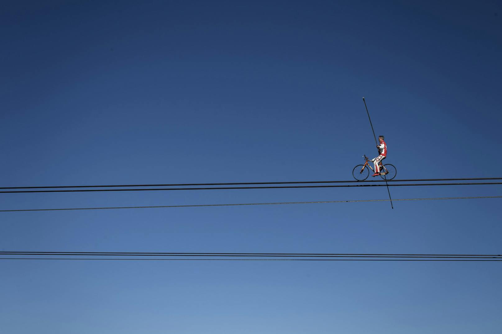 367 Meter Radfahren auf einem Kabel auf einer Höhe von 175,4 Metern, ...