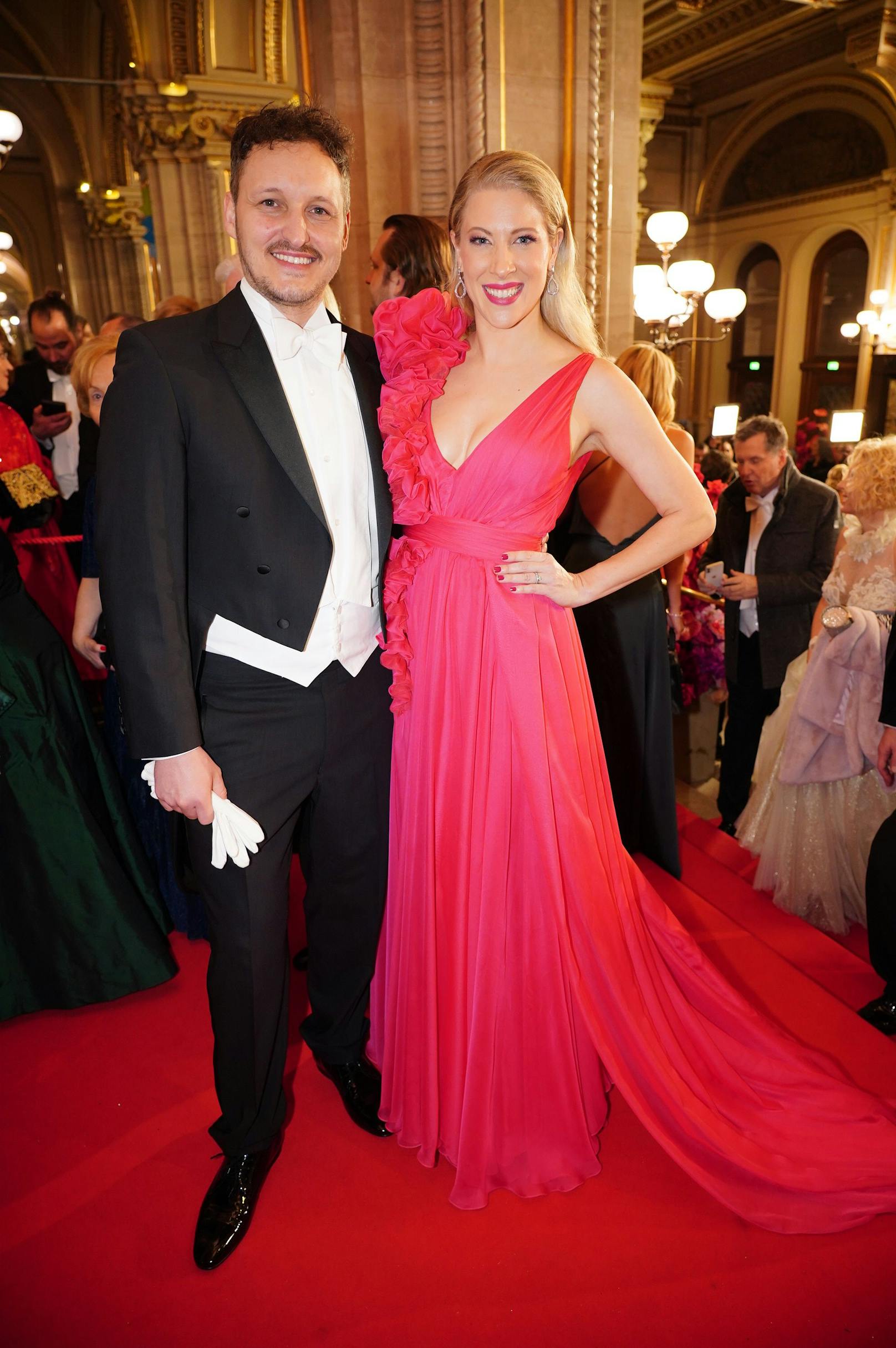Marco Angelini und Maria Santner im pinken Abendkleid.