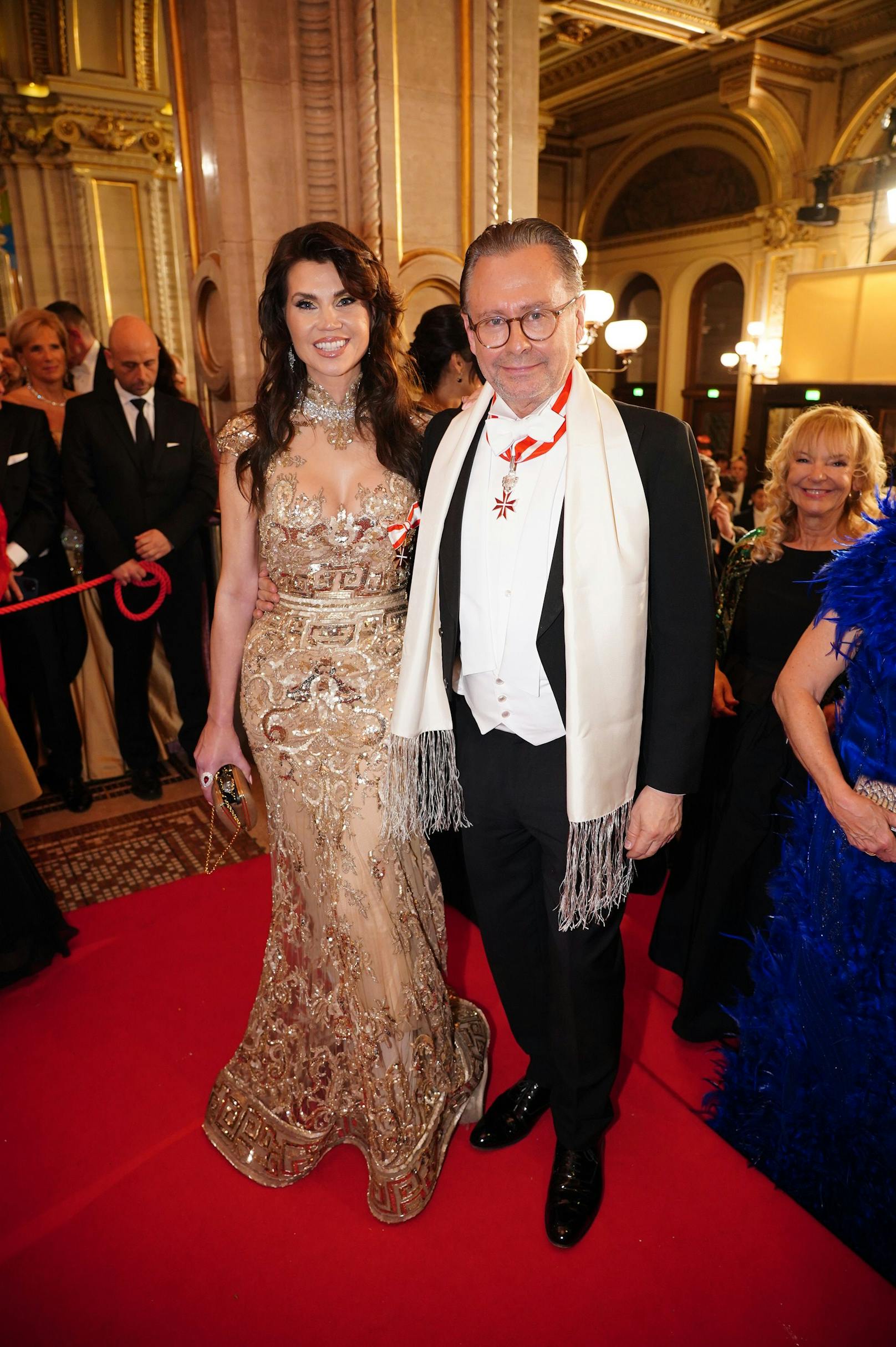 Leona König in einem gold-schimmernden Abendkleid mit Rapid-Chef Alexander Wrabetz.