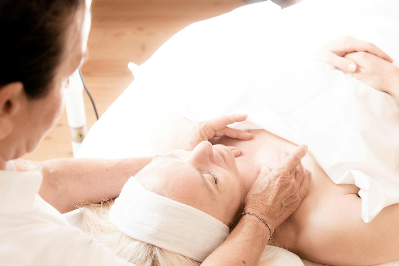 Wellness-Behandlungen, wie Massagen oder Gesichts-Treatments werden ebenfalls angeboten.