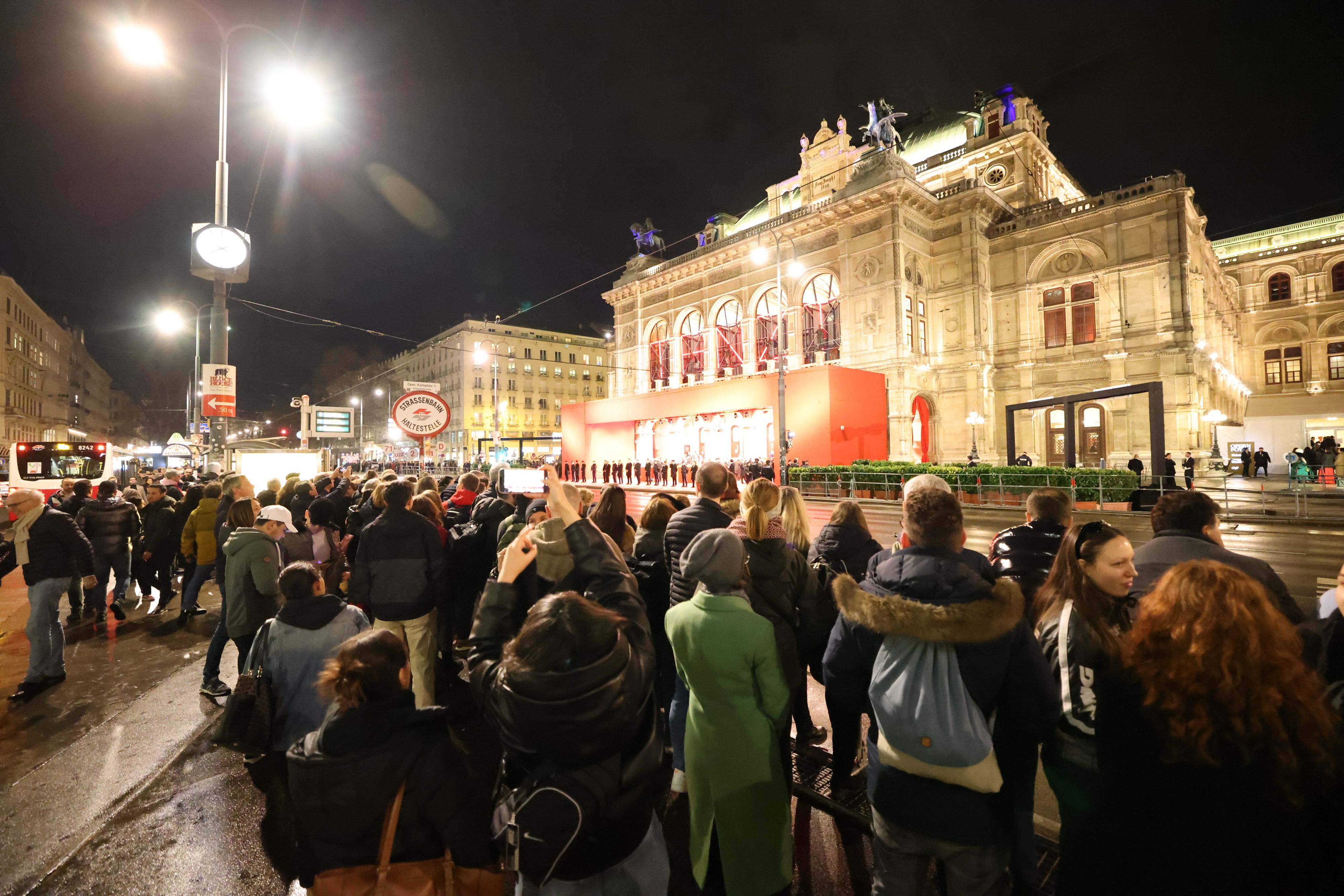 Auch heuer wird vor der Wiener Staatsoper demonstriert.