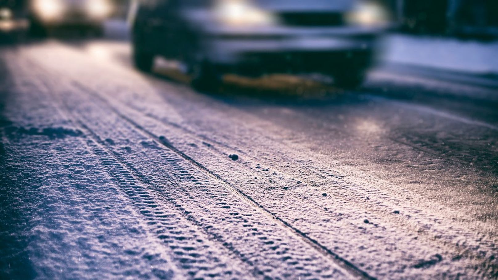 Autofahrer rutscht auf Schnee-Straße in Gegenverkehr