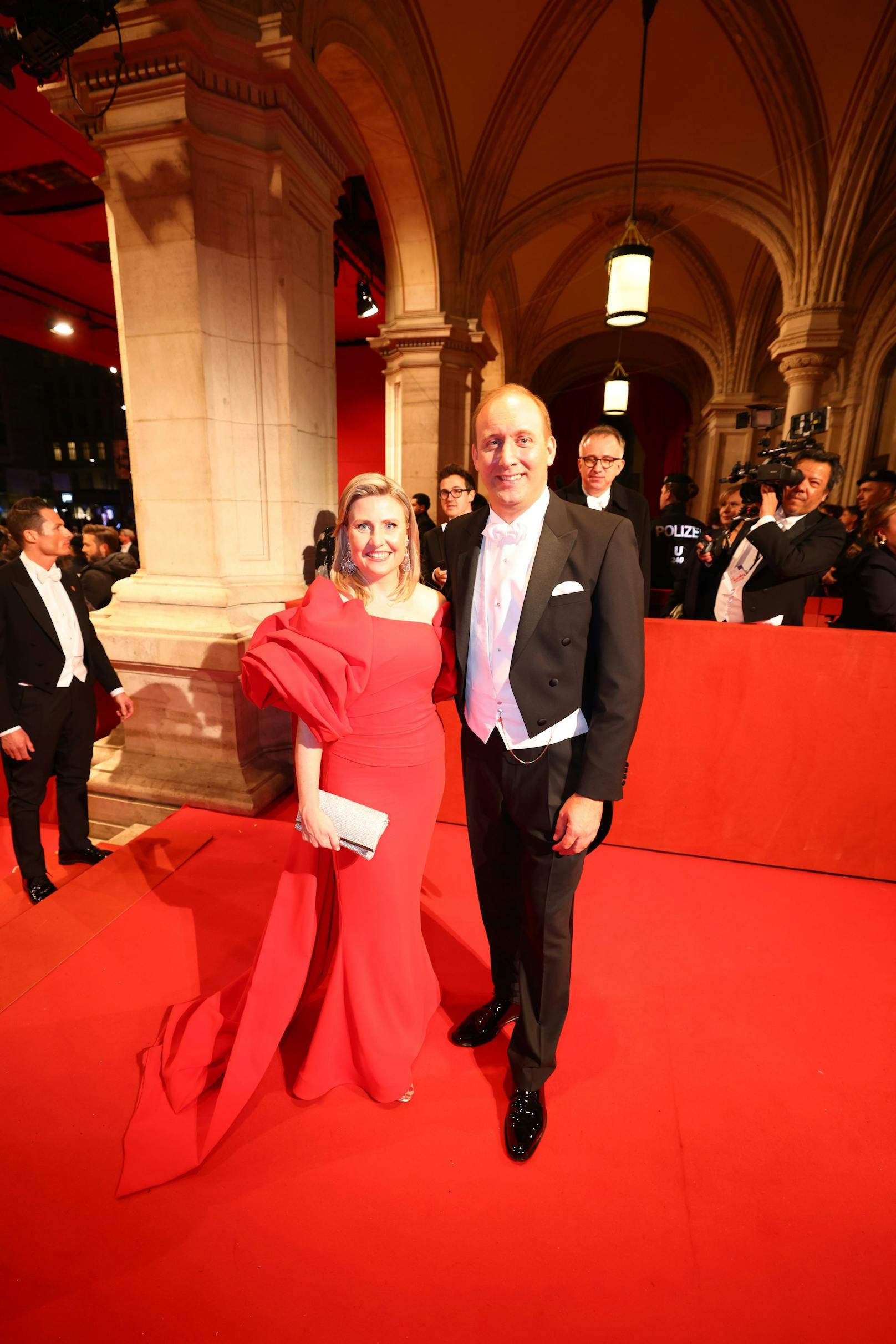 Lady in Red: Frauenministerin Susanne Raab tanzte mit ihrem Ehemann an.