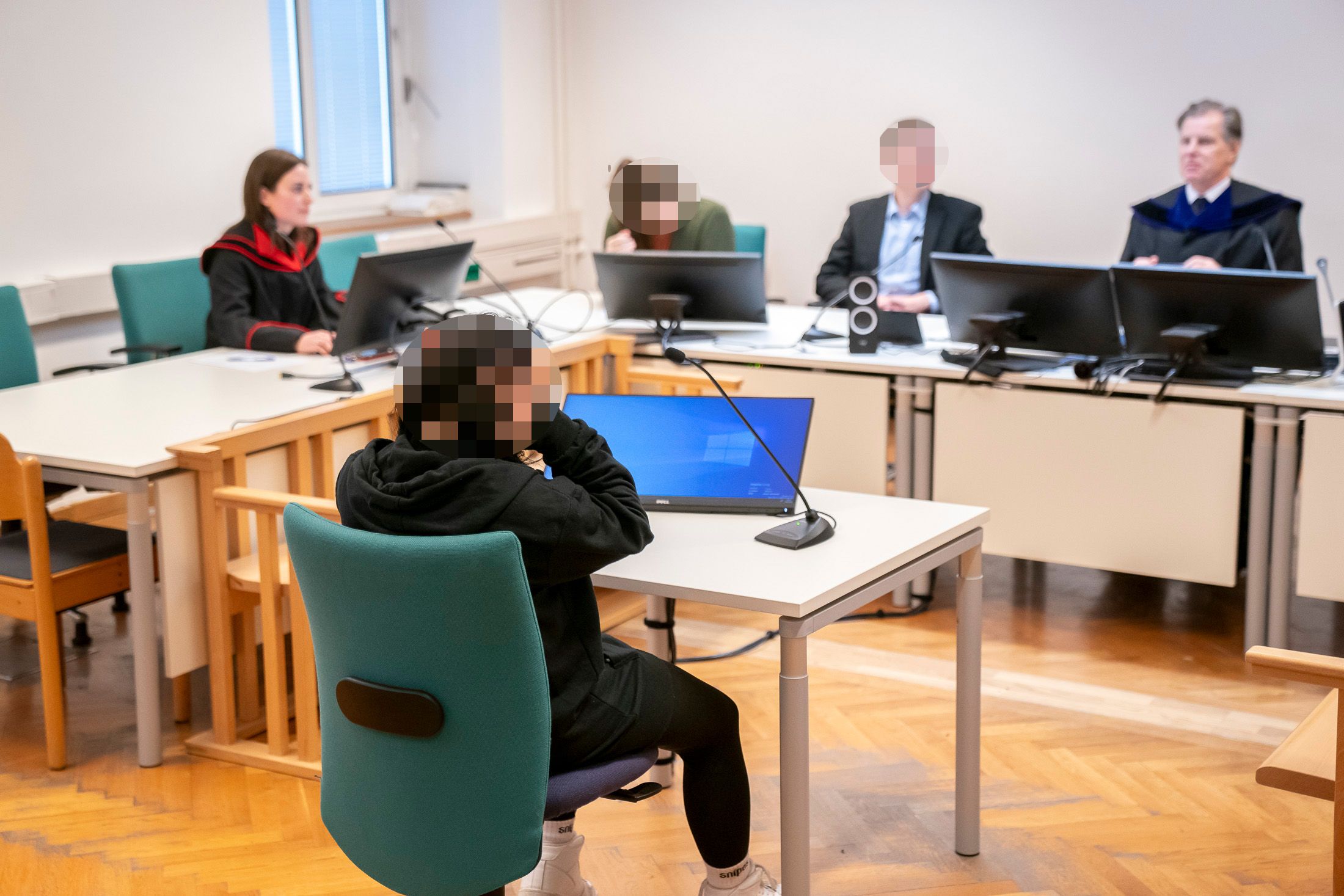 Die Jugendliche blickte auch im Gerichtssaal ständig auf ihr Smartphone, wurde dafür vom Richter zurechtgewiesen.