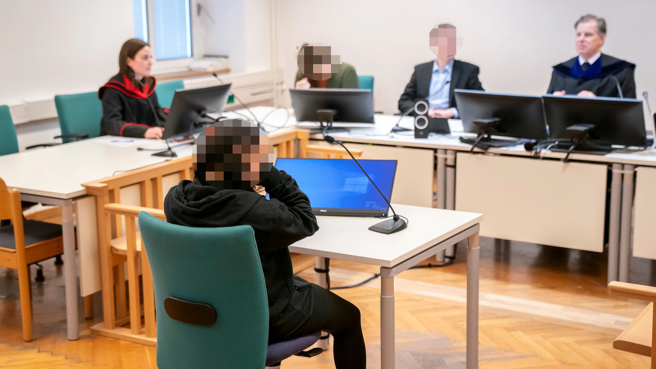 Die Jugendliche blickte auch im Gerichtssaal ständig auf ihr Smartphone