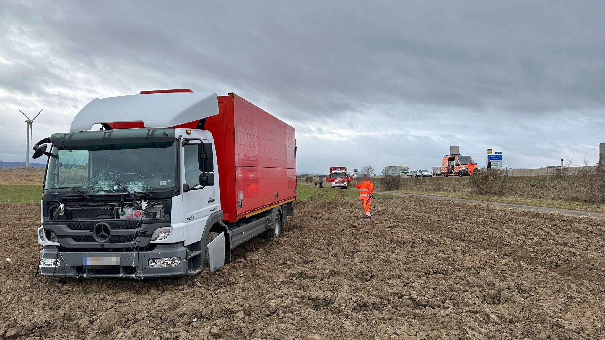 Lkw kam von der S33 ab und landete im Acker