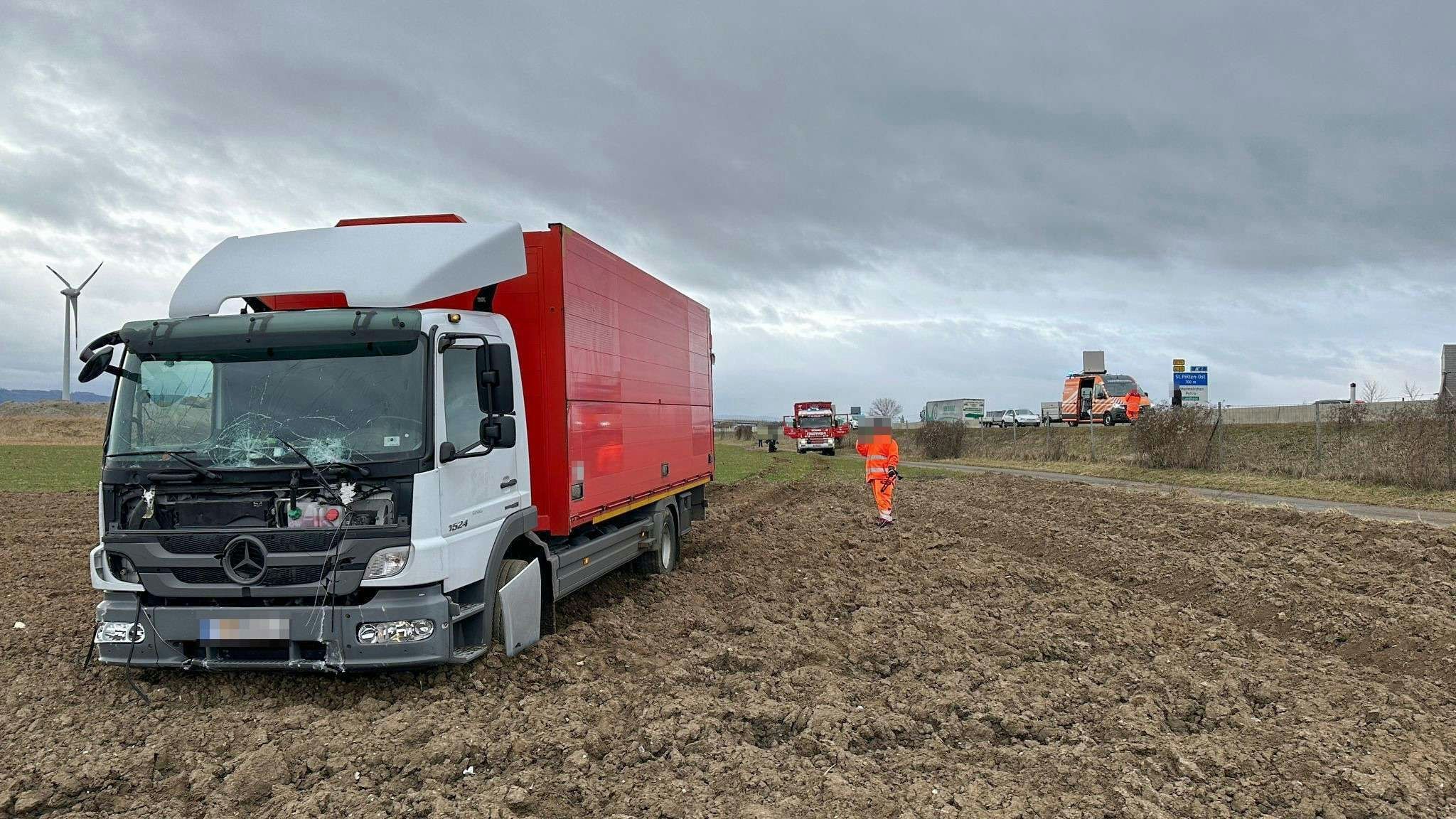 Lkw kam von der S33 ab und landete im Acker