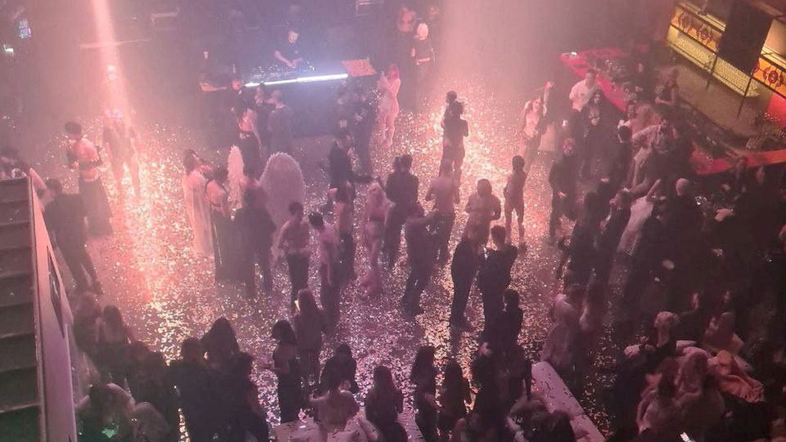 Blick auf die feiernde Menge der "Fast-Nackt-Party" im Moskauer Nachtclub "Mutabor" am 21. Dezember 2023.