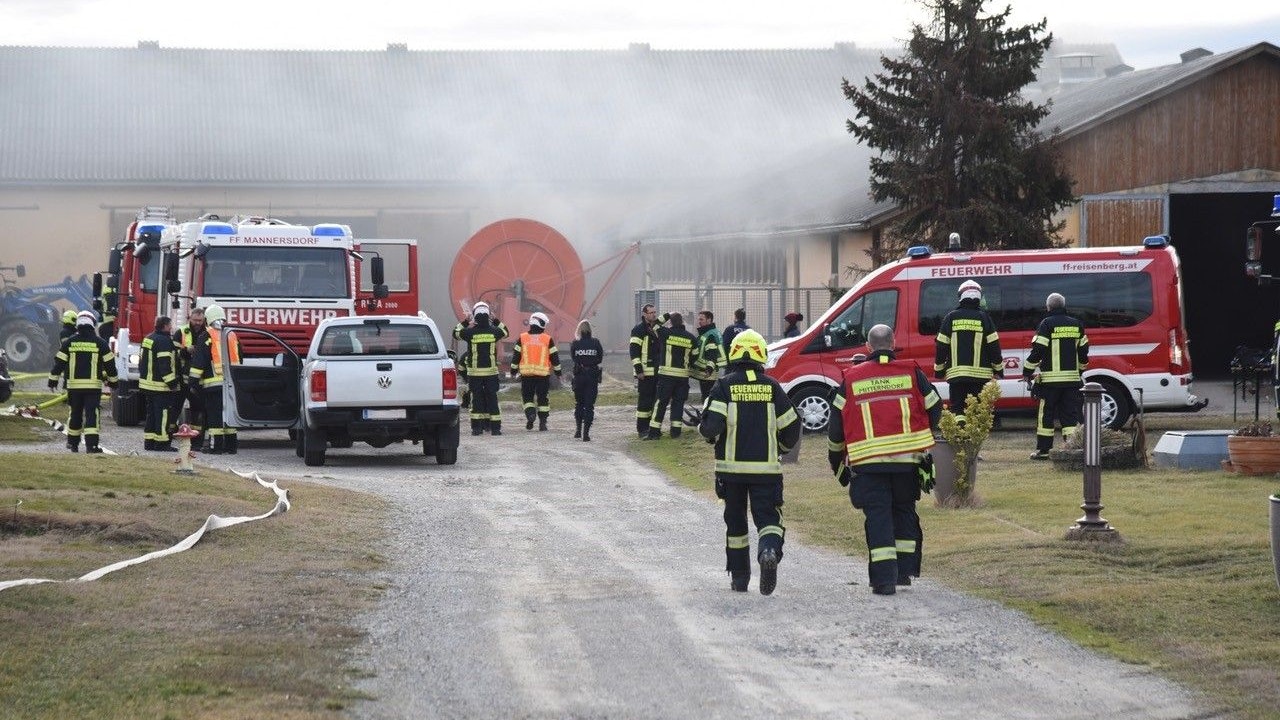 Traktor stand in Scheune in Vollbrand