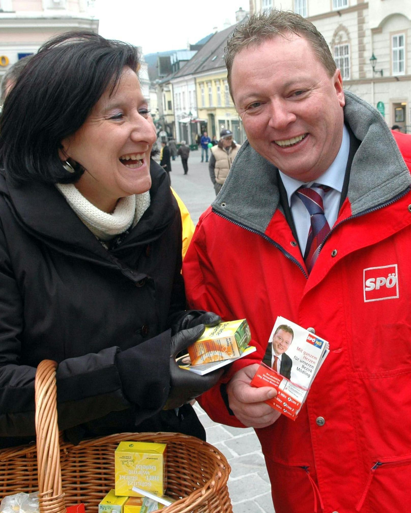 Mikl-Leitner im Jahr 2008 im niederösterreichischen Landtagswahlkampf. Im Bild mit dem jetzigen SPNÖ-Klubobmann Hannes Weninger.&nbsp;