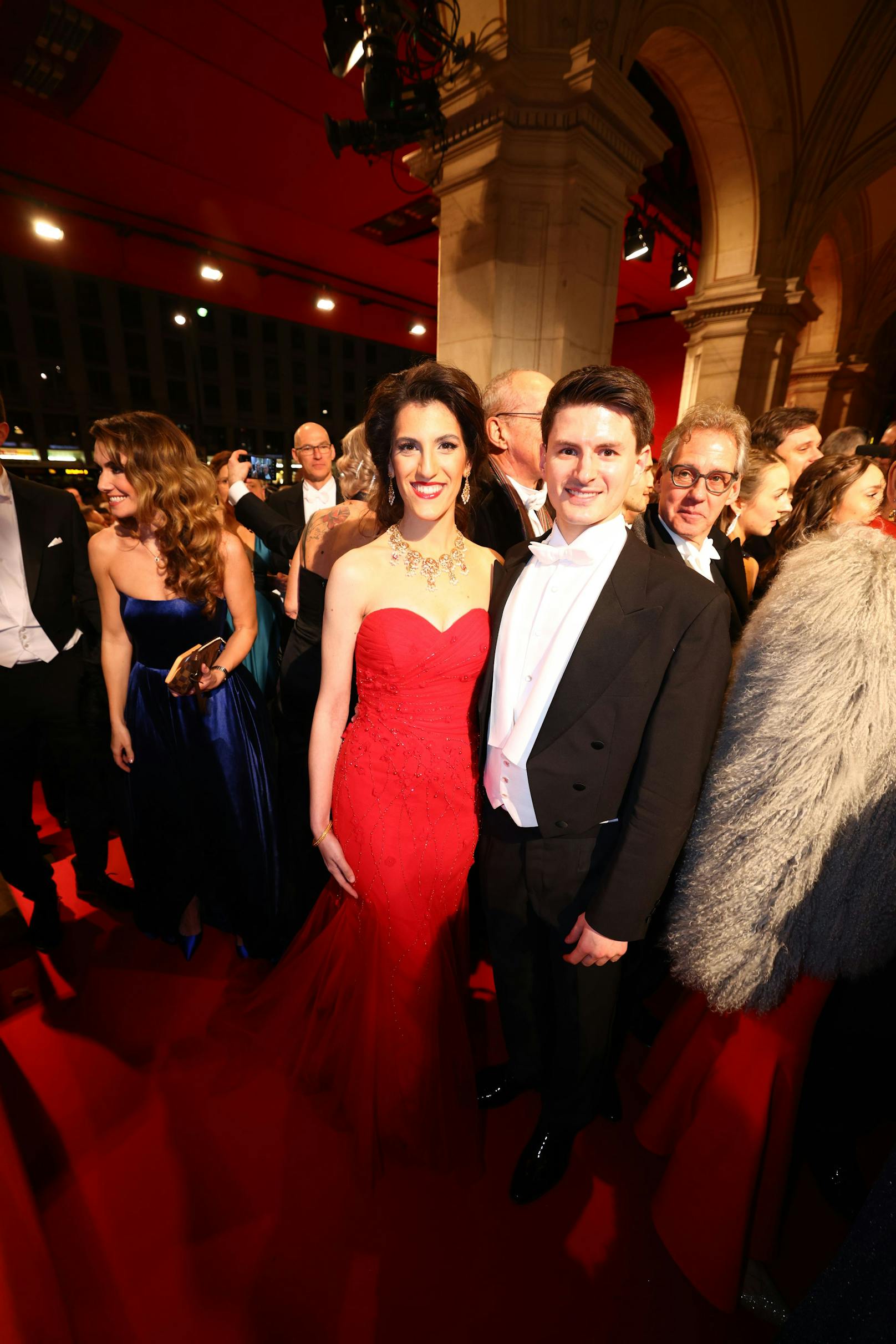 Pianistin Dorothy Khadem-Missagh mit einer klassischen, roten Robe, mit Ehemann, Festival-Manager Jakob Bayer.