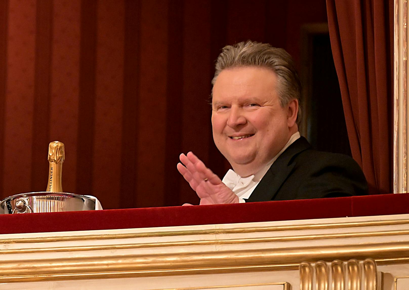 Wiens Bürgermeister Michael Ludwig winkt aus seiner Loge.