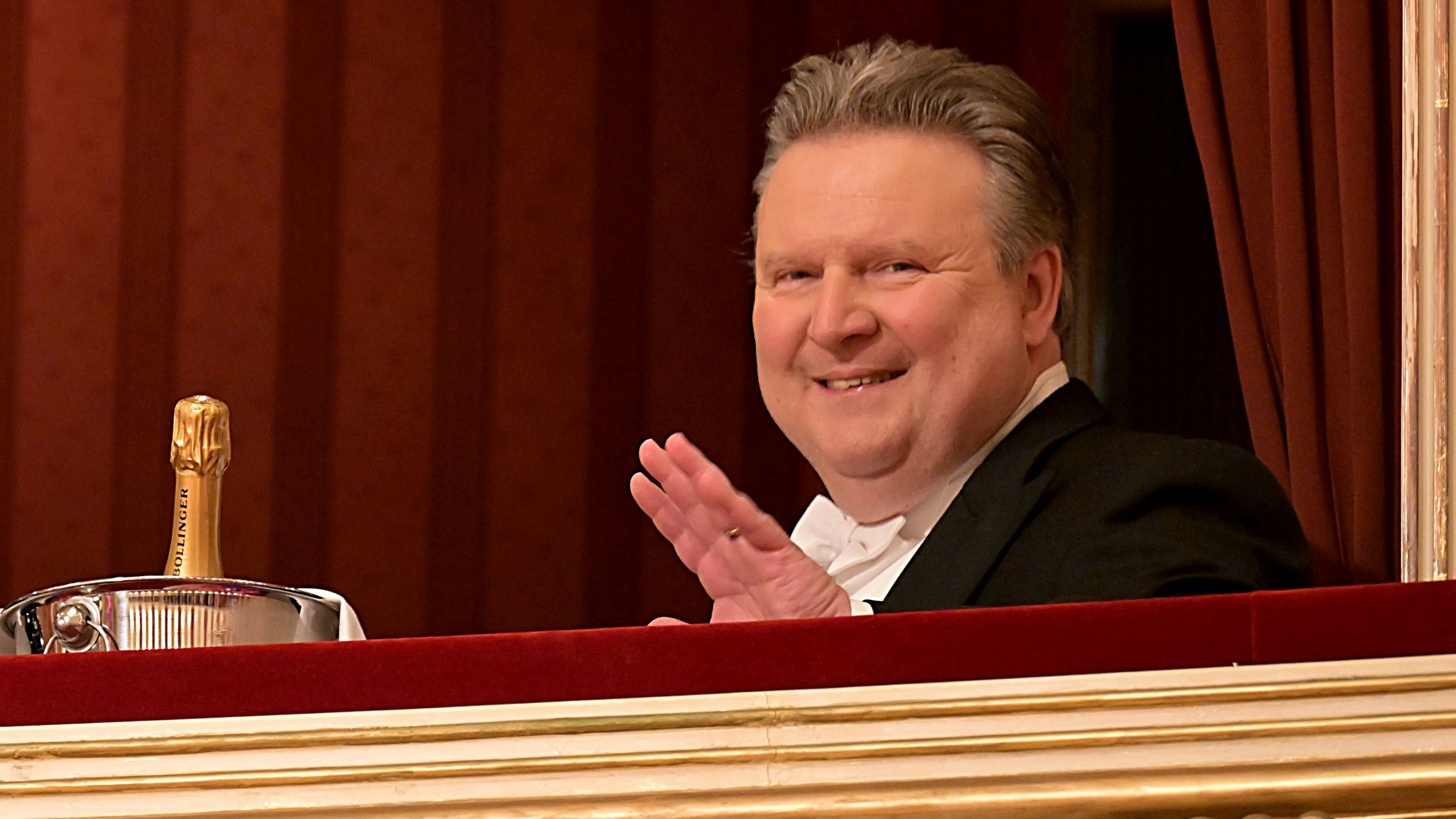 Wiens Bürgermeister Michael Ludwig winkt aus seiner Loge.