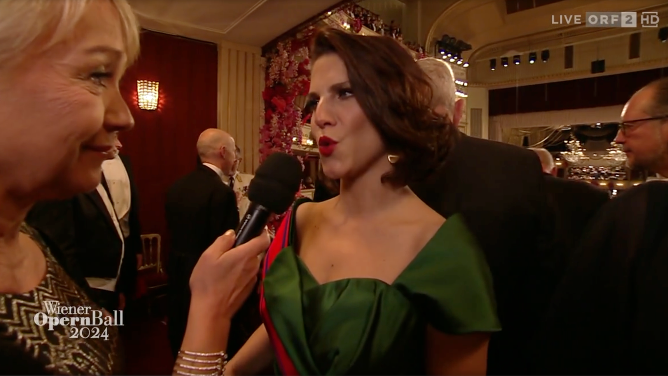 Ministerin Karoline Edtstadler war am Opernball auf Männersuche und bekam gleich Hilfe vom ORF.