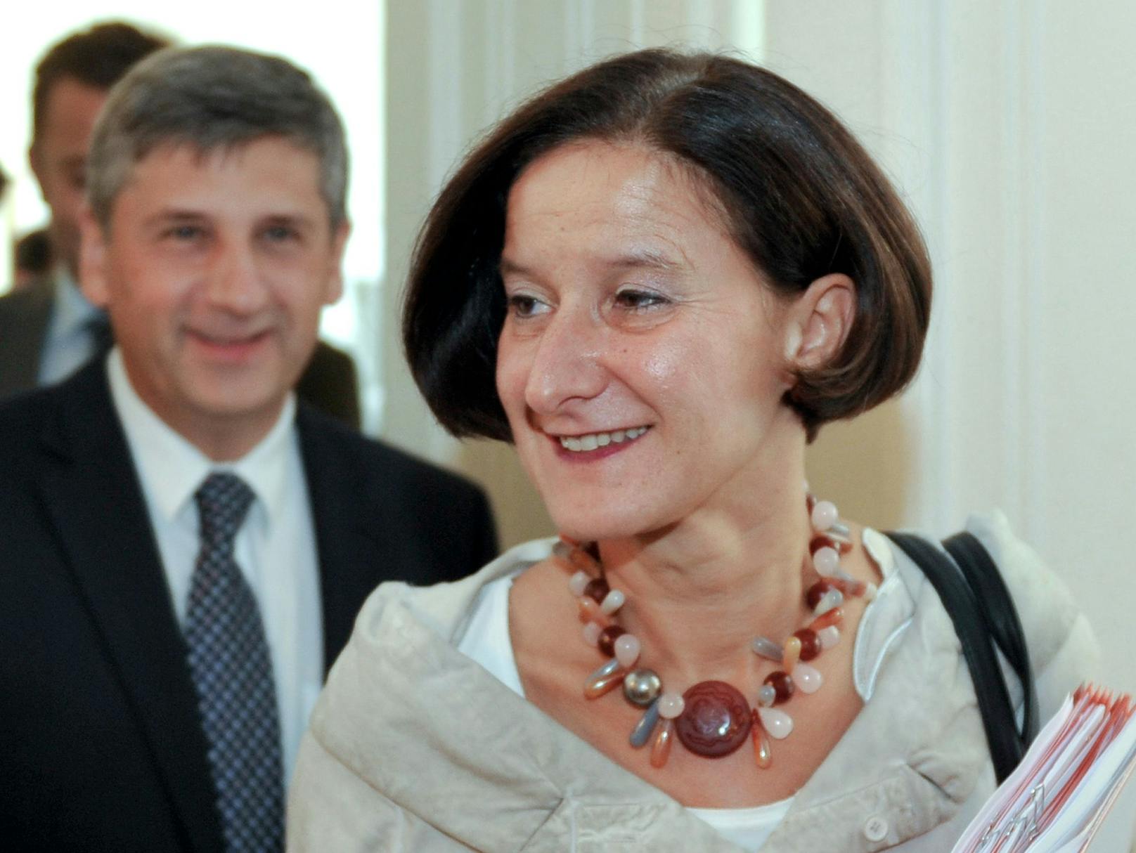 2011 wurde sie Innenministerin. Der damalige ÖVP-Bundesparteiobmann und Vizekanzler Michael Spindelegger (im Hintergrund) holte sie nach Wien.&nbsp;