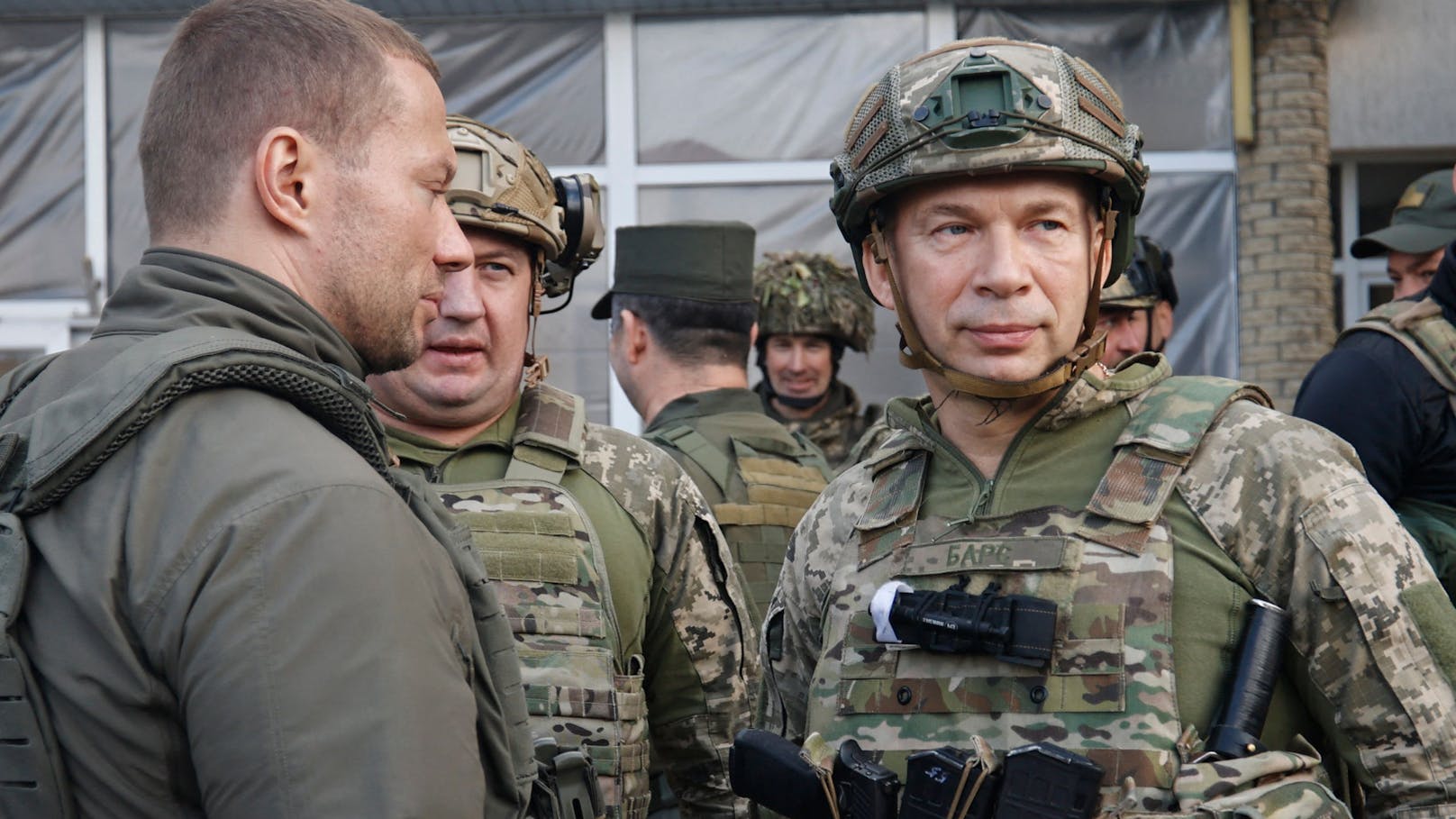 Oleksandr Sirski (r.) war vor seiner Beförderung Kommandant der ukrainischen Landstreitkräfte gewesen.