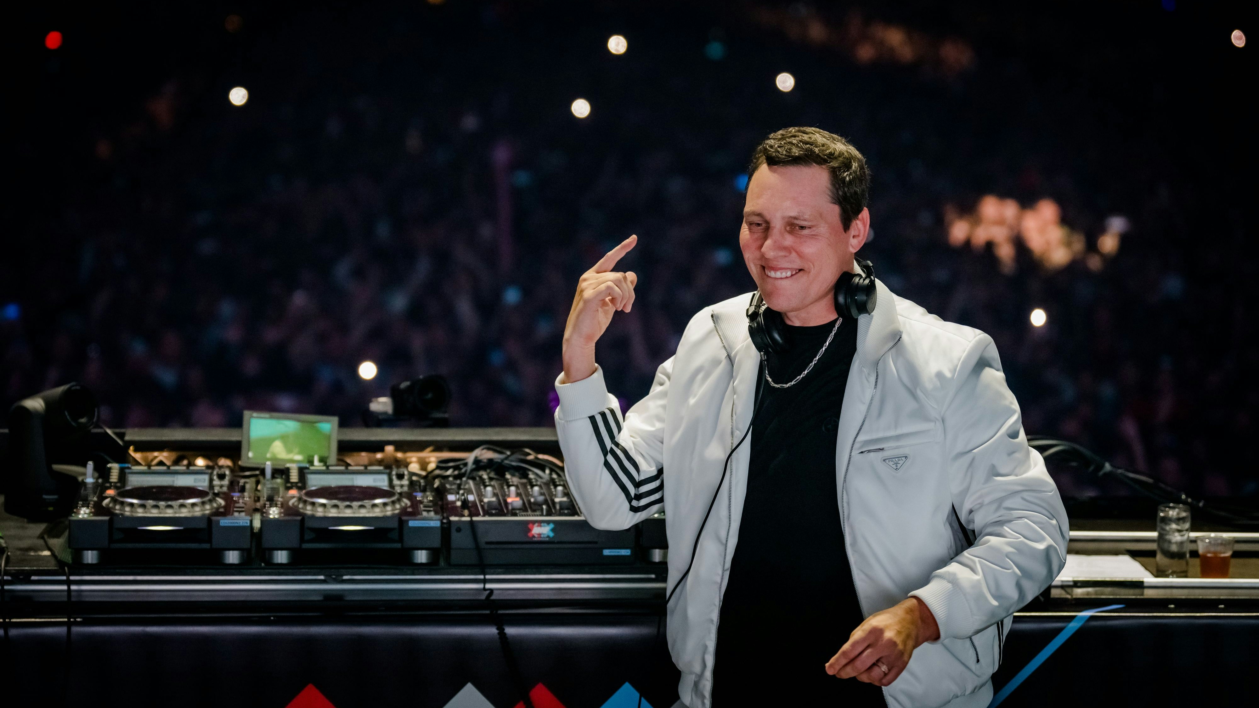 Download von www.picturedesk.com am 09.02.2024 (19:57).  2022-10-22 23:04:50 AMSTERDAM - Tiesto performs during Amsterdam Music Festival, which takes place in the Johan Cruijff ArenA during ADE. ANP MARCO DE SWART netherlands out - belgium out - 20221022_PD13968 - Rechteinfo: Rights Managed (RM)