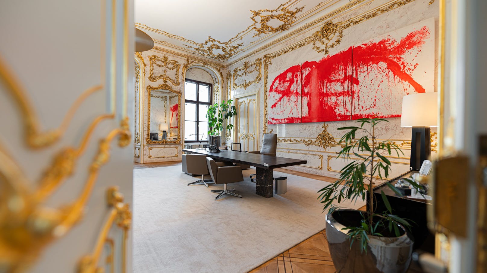 René Benkos persönliches Büro in der Signa-Zentrale im Wiener Palais Harrach wird versteigert. Alles was nicht niet- und nagelfest ist, kommt im Februar 2024 unter den Hammer.